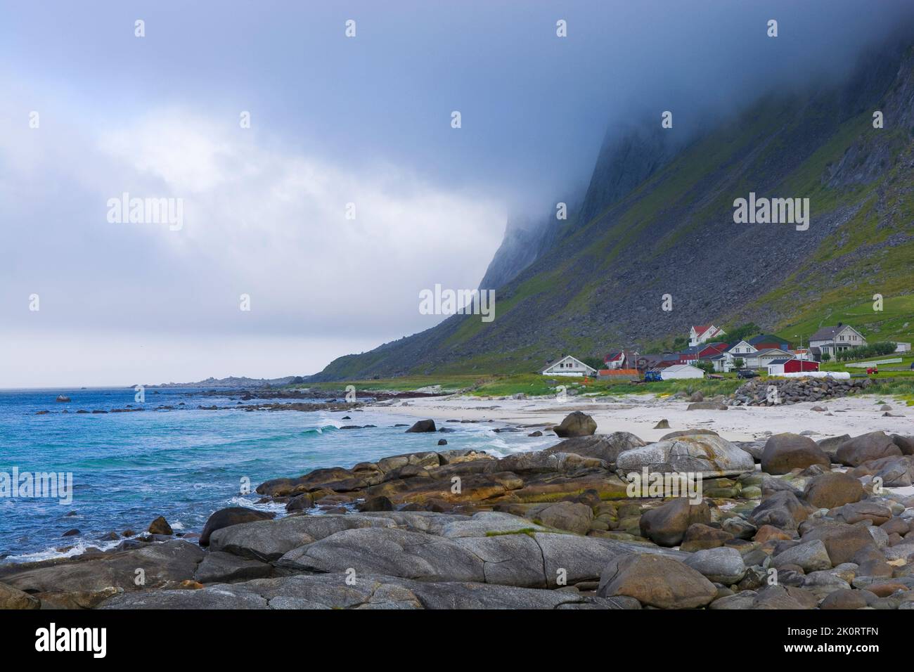 Vikten spiaggia su Lofoten con montagne nascoste nelle nuvole sullo sfondo, Norvegia Foto Stock