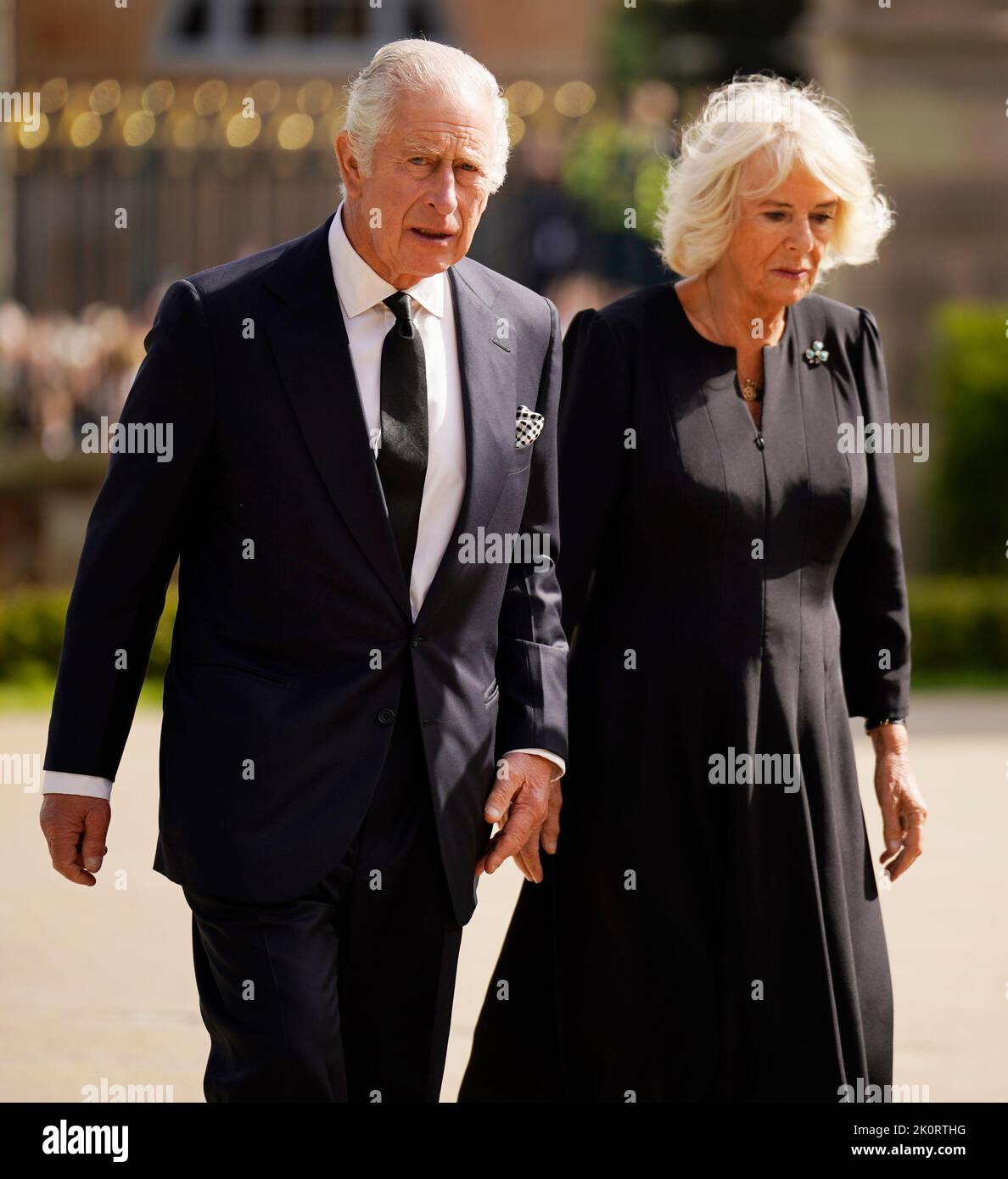 Re Carlo III e la Regina Consort arrivano per una visita al Castello di Hillsborough, Co Down. Data immagine: Martedì 13 settembre 2022. Foto Stock