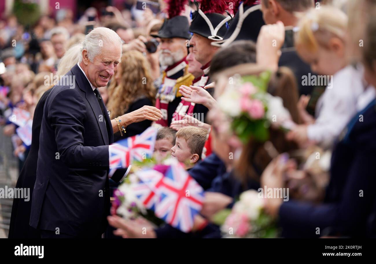 Le folle si rallegrano quando re Carlo III e la regina Consort arrivano per una visita al castello di Hillsborough, Co Down. Data immagine: Martedì 13 settembre 2022. Foto Stock