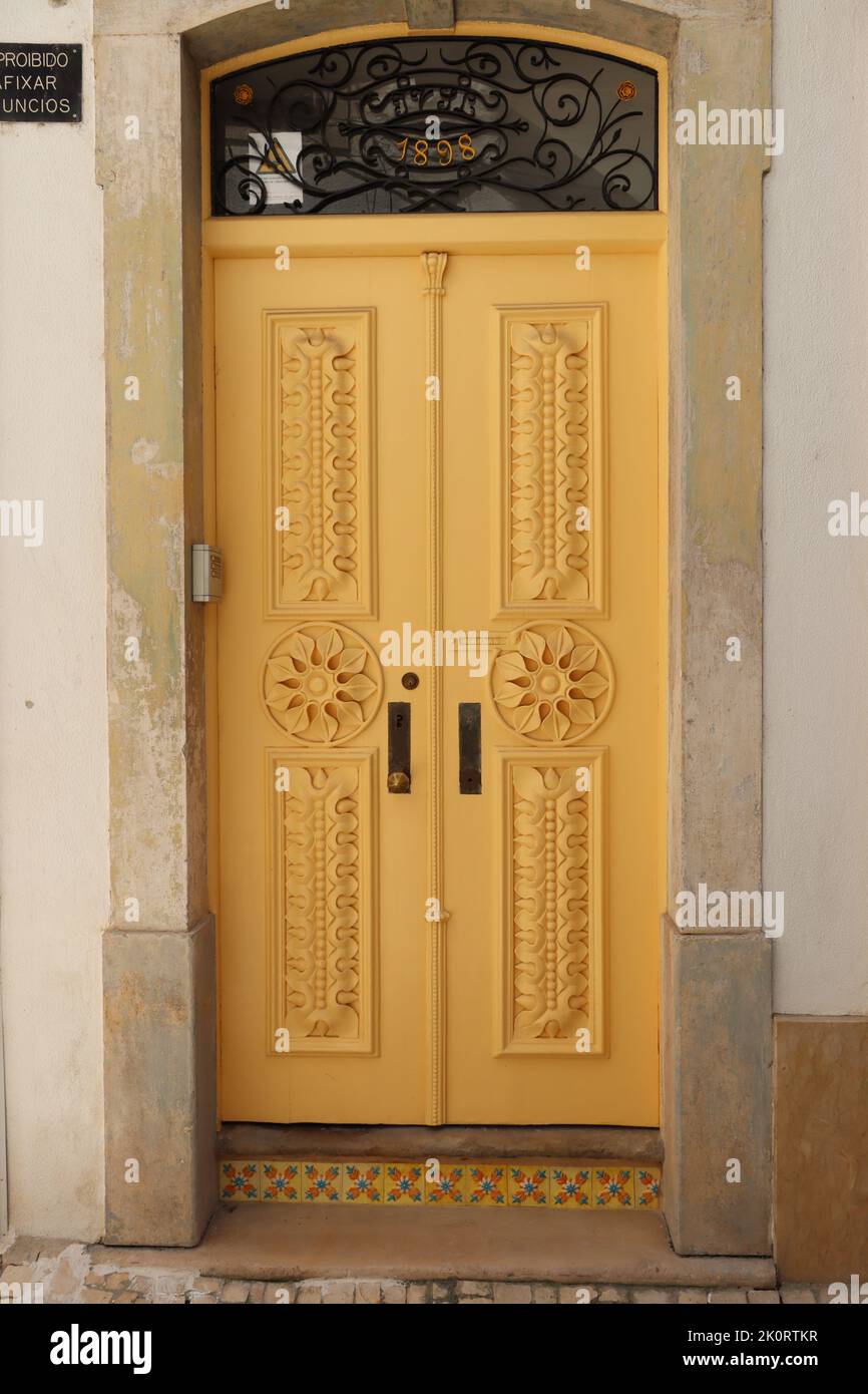 Porta in legno intarsiato a Coimbra, Portogallo Foto Stock