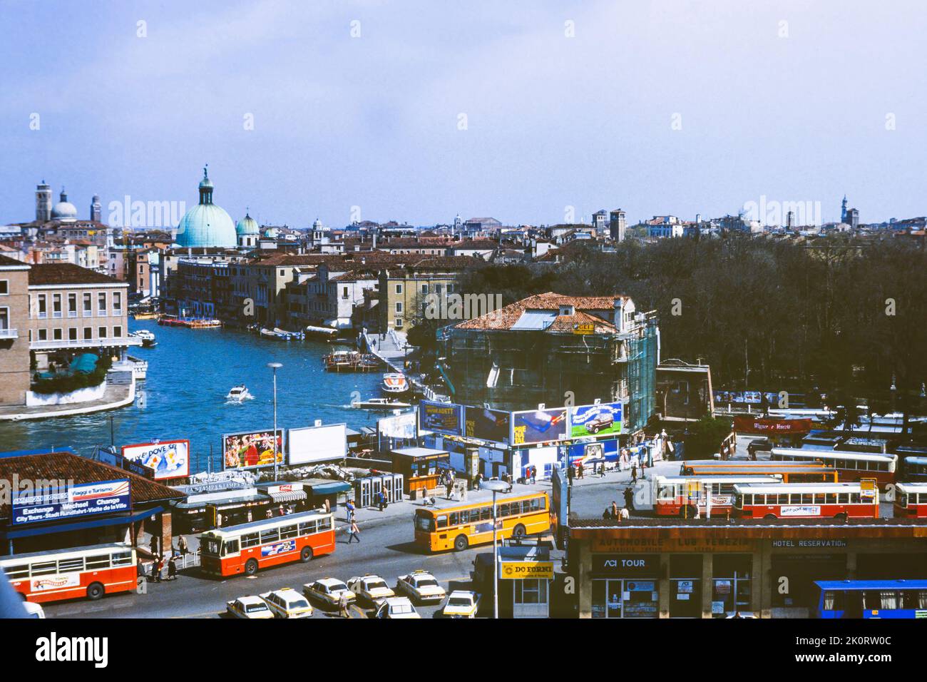 Autobus e taxi a Piazzale Roma, Venezia, Italia. 1983. Archiviazione, scansione trasparente. Foto Stock