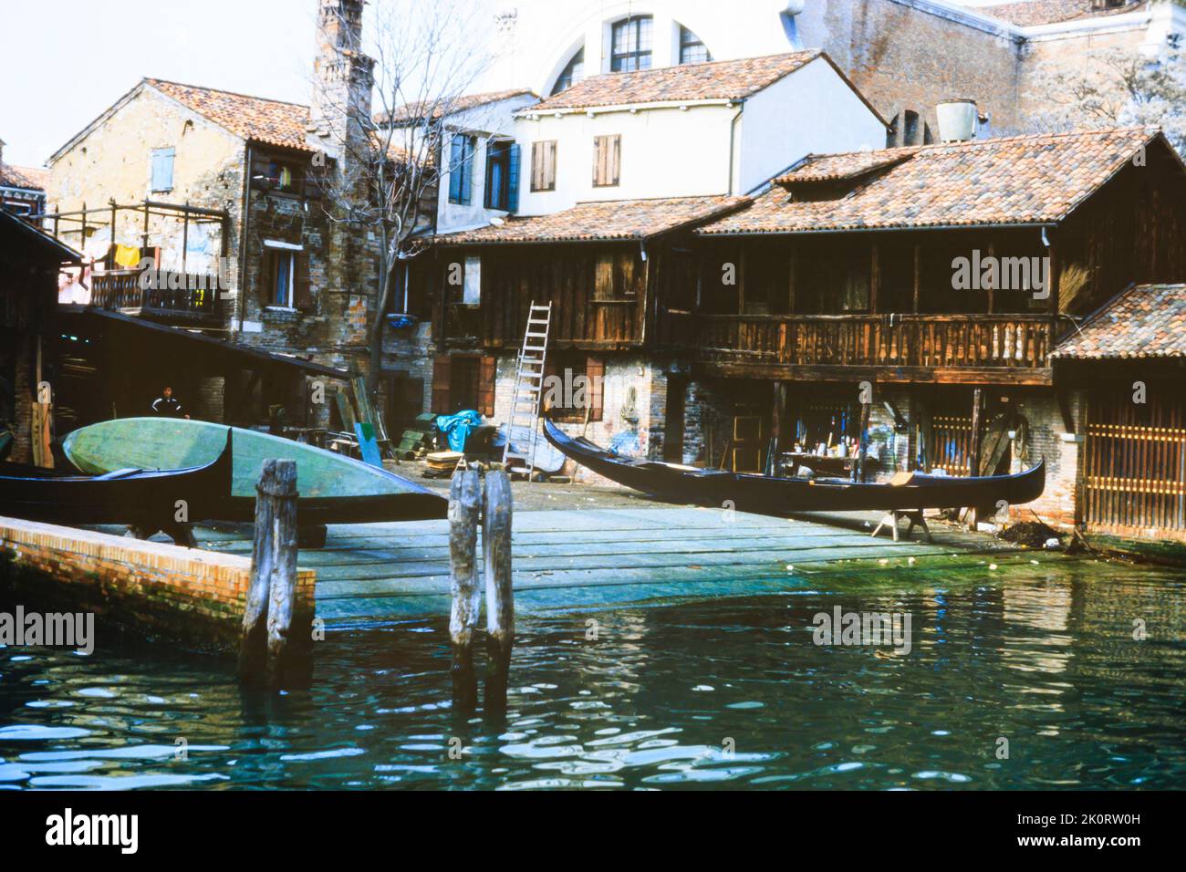 Lo storico cantiere di riparazione di gondole e di costruzione navale di Squero di San Trovaso. Venezia, Italia. 1983. Archiviazione, scansione trasparente. Foto Stock