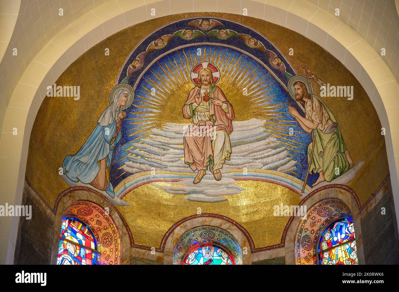 Abside raffigurante Cristo in Maestà e il suo Sacro cuore adorato dalla Vergine Maria e da Giovanni Battista. La Chiesa dei Santi Cosma e Damiano. Foto Stock