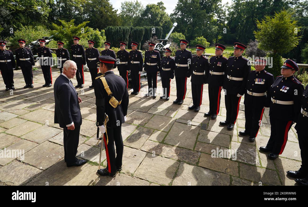 Re Carlo III incontra le truppe durante un ricevimento al Castello di Hillsborough, Co Down. Data immagine: Martedì 13 settembre 2022. Foto Stock