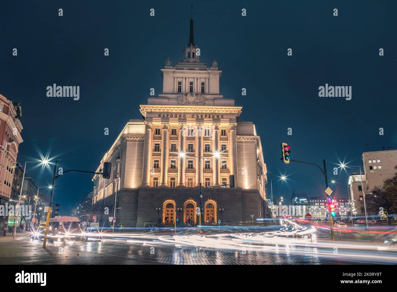 Largo ensemble, Assemblea Nazionale e luci della città di notte, Sofia, Bulgaria Foto Stock