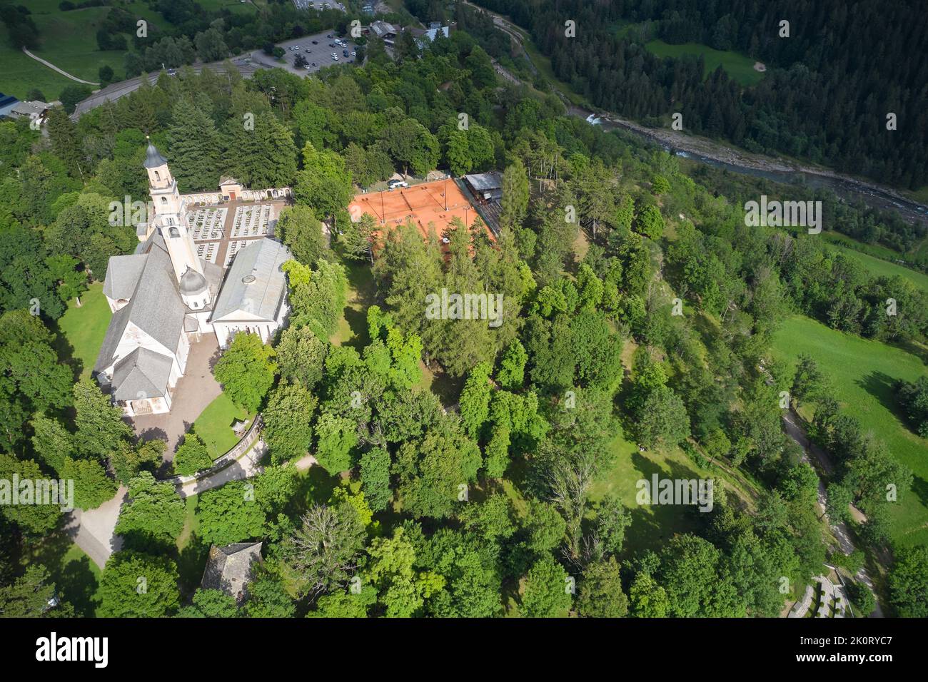 veduta aerea della chiesa di santa maria assunta nel comune di cavalese trentino Foto Stock