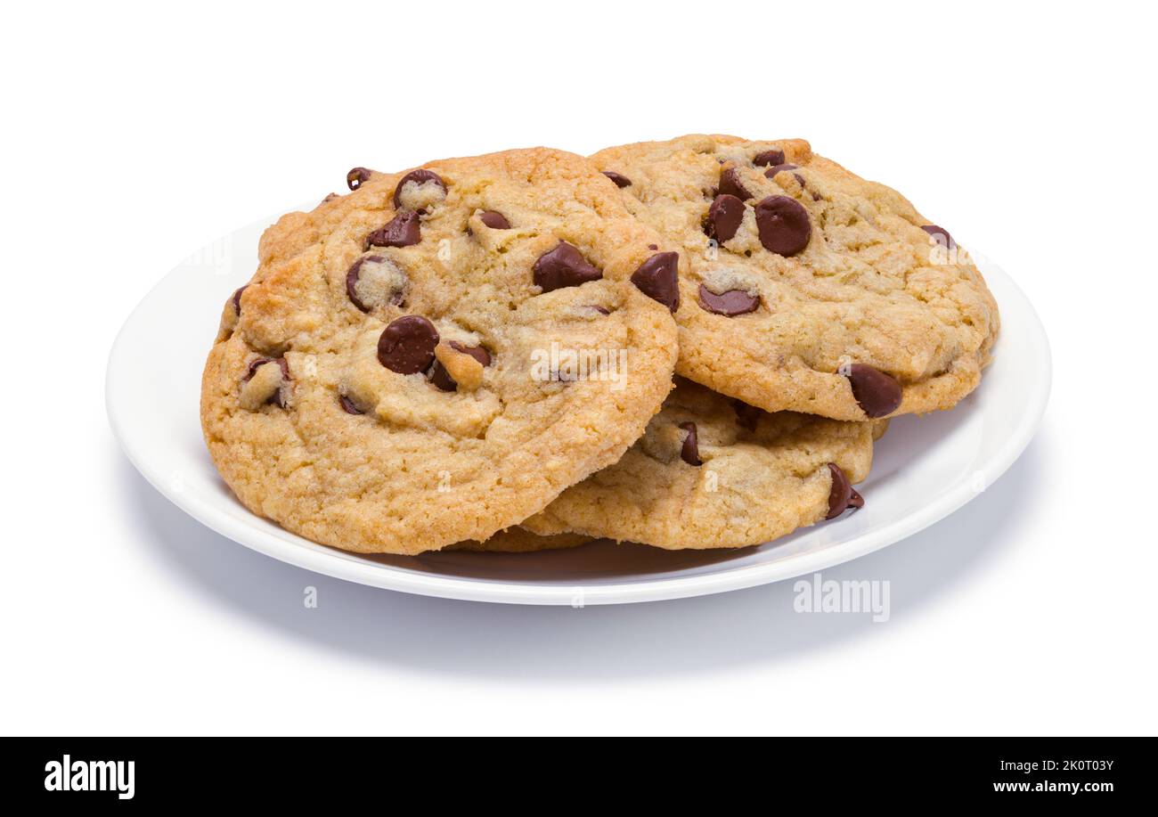 Piccolo piatto di biscotti con chip di cioccolato ritagliati sul bianco. Foto Stock