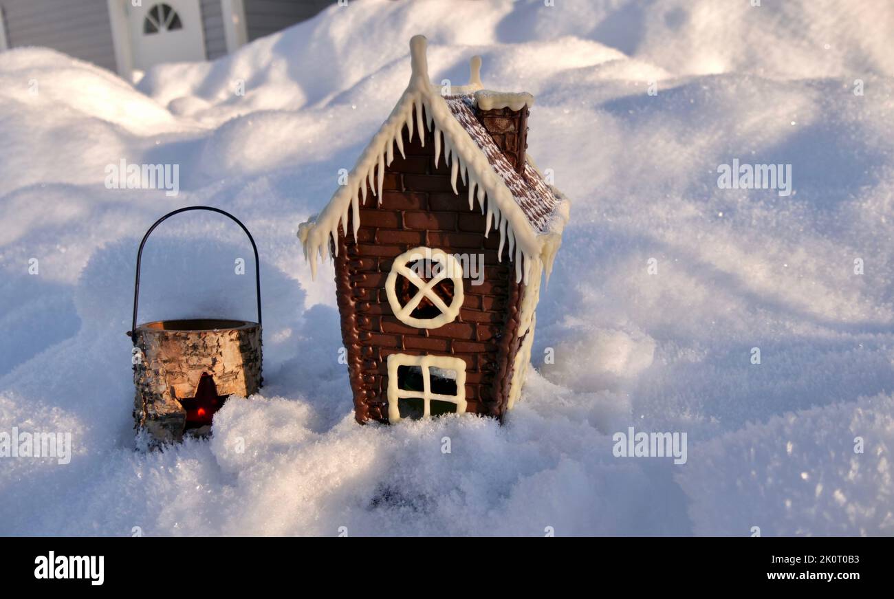 Casa di cioccolato su una neve, decorazione in una giornata fredda di Natale Foto Stock