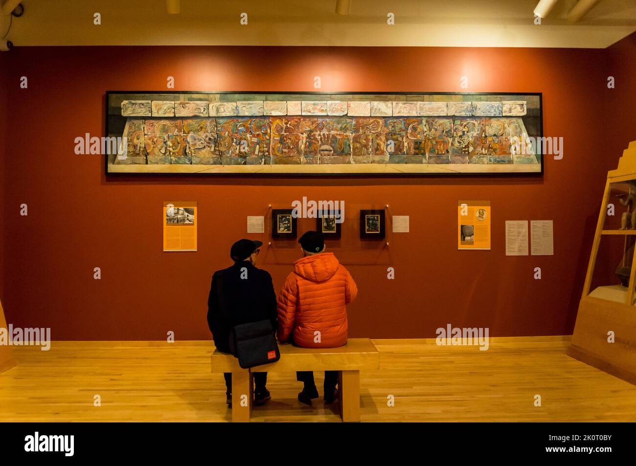 Persone che guardano un'opera di artisti messicani nel National Museum of Mexican Art, Chicago, Illinois, USA Foto Stock