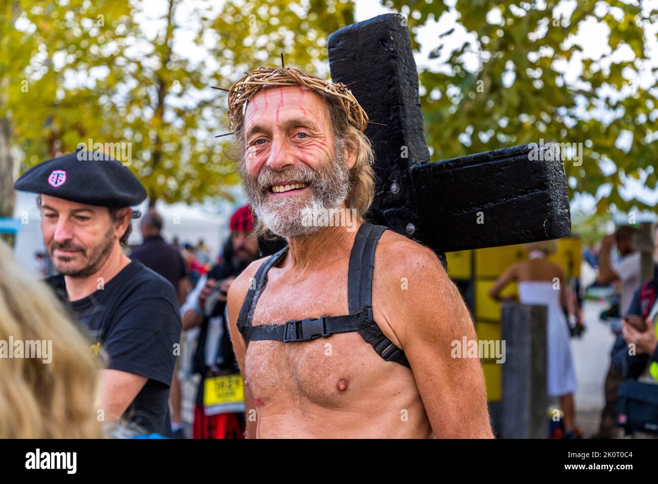 Anche qui Gesù non corre sull'acqua, ma si prepara a coronare la maratona del 36th dei Chateaux du Medoc Foto Stock