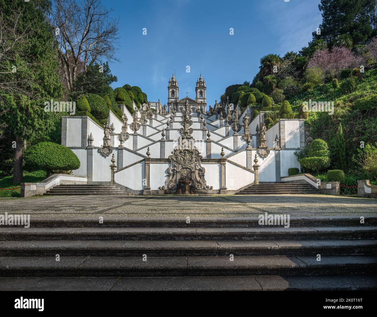 Scalinata e Fontana delle cinque ferite sacre nel Santuario di Bom Jesus do Monte - Braga, Portogallo Foto Stock