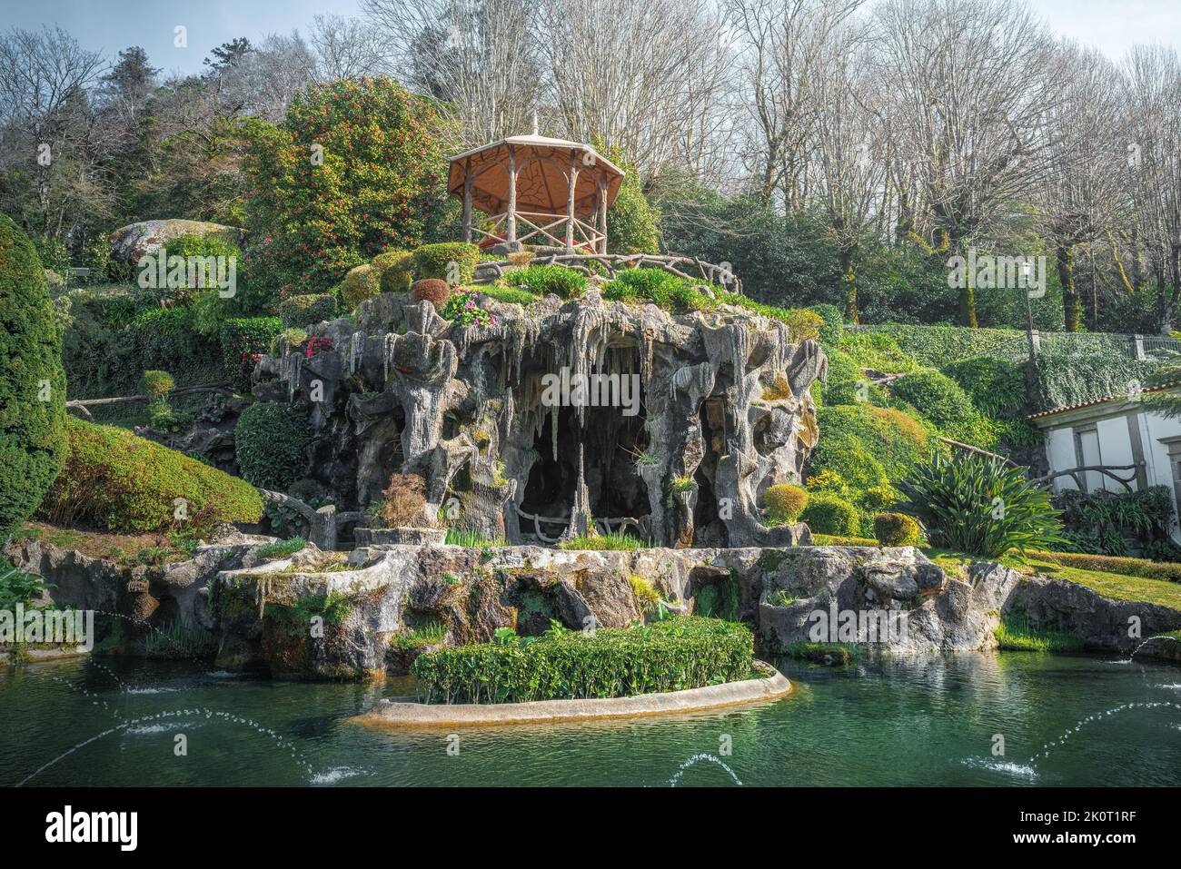 Grotta artificiale al Santuario di Bom Jesus do Monte Giardini - Braga, Portogallo Foto Stock