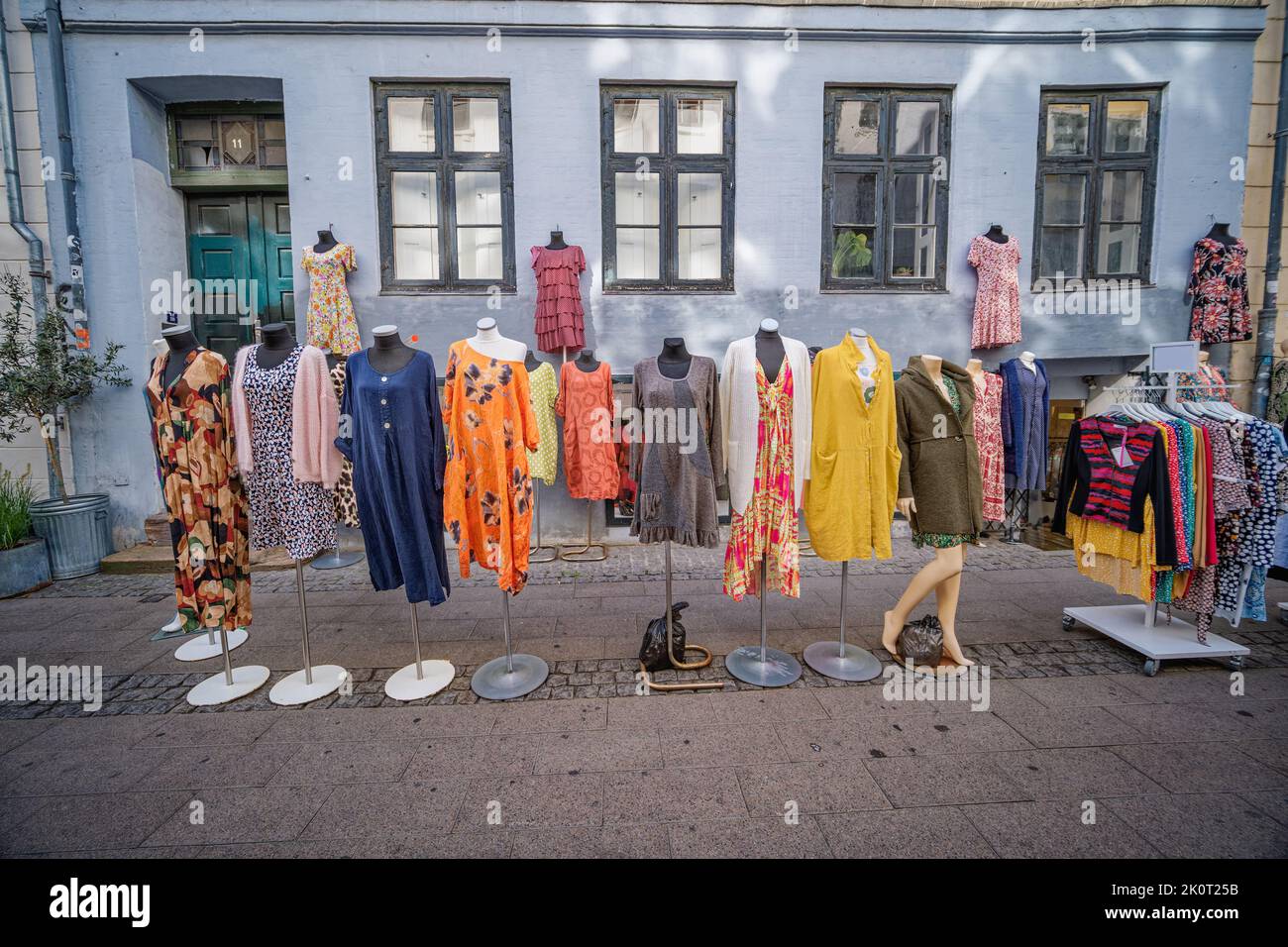 Abbigliamento in vendita nelle stradine del centro di Copenaghen, Danimarca Foto Stock