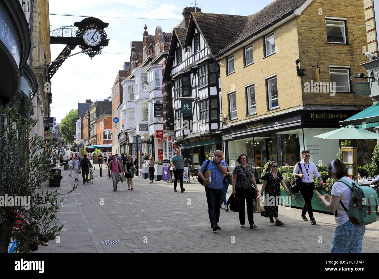 Negozi lungo la High Street, Winchester City, Hampshire County; Inghilterra; Gran Bretagna, REGNO UNITO Foto Stock