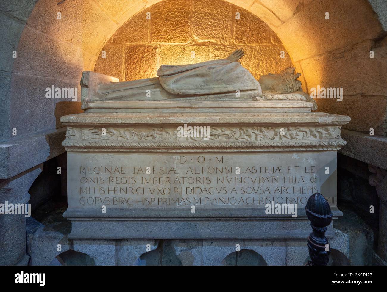 Tomba della contessa Theresa - madre del primo re del Portogallo D. Afonso Henriques nella Cappella dei Re a sé de Braga - Braga, Portogallo Foto Stock