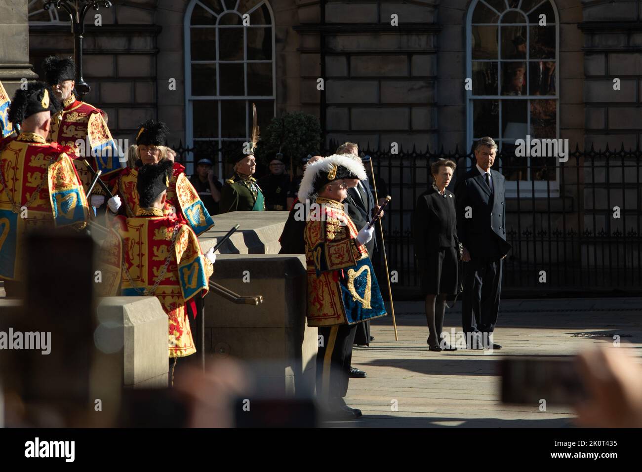 Edimburgo, Scozia, 13 settembre 2022. La bara di sua Maestà la Regina Elisabetta II è stata realizzata per l’ultima volta nella Cattedrale di San Giles, nel suo viaggio per lasciare la Scozia e dirigersi a Londra, a Edimburgo, Scozia, il 13 settembre 2022. Photo credit: Jeremy Sutton-Hibbert/ Alamy Live news. Foto Stock