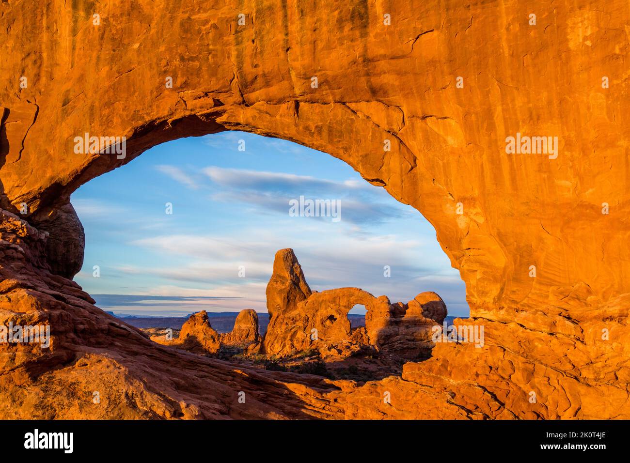 Arco torretta incorniciato dalla finestra Nord all'alba. Arches National Park, Moab, Utah. Foto Stock