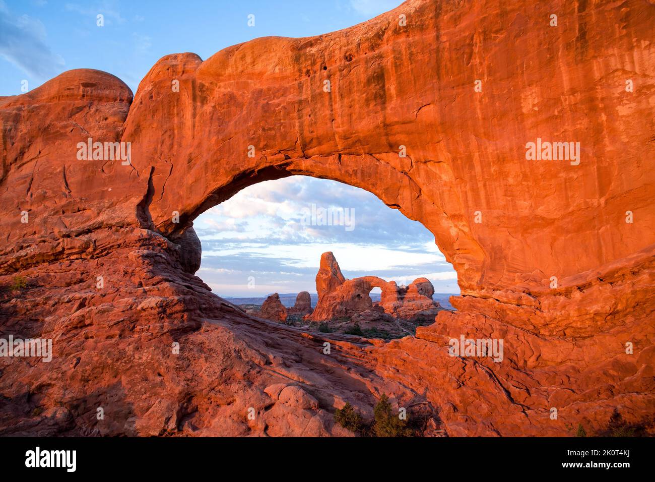 Arco torretta incorniciato dalla finestra Nord all'alba. Arches National Park, Moab, Utah. Foto Stock