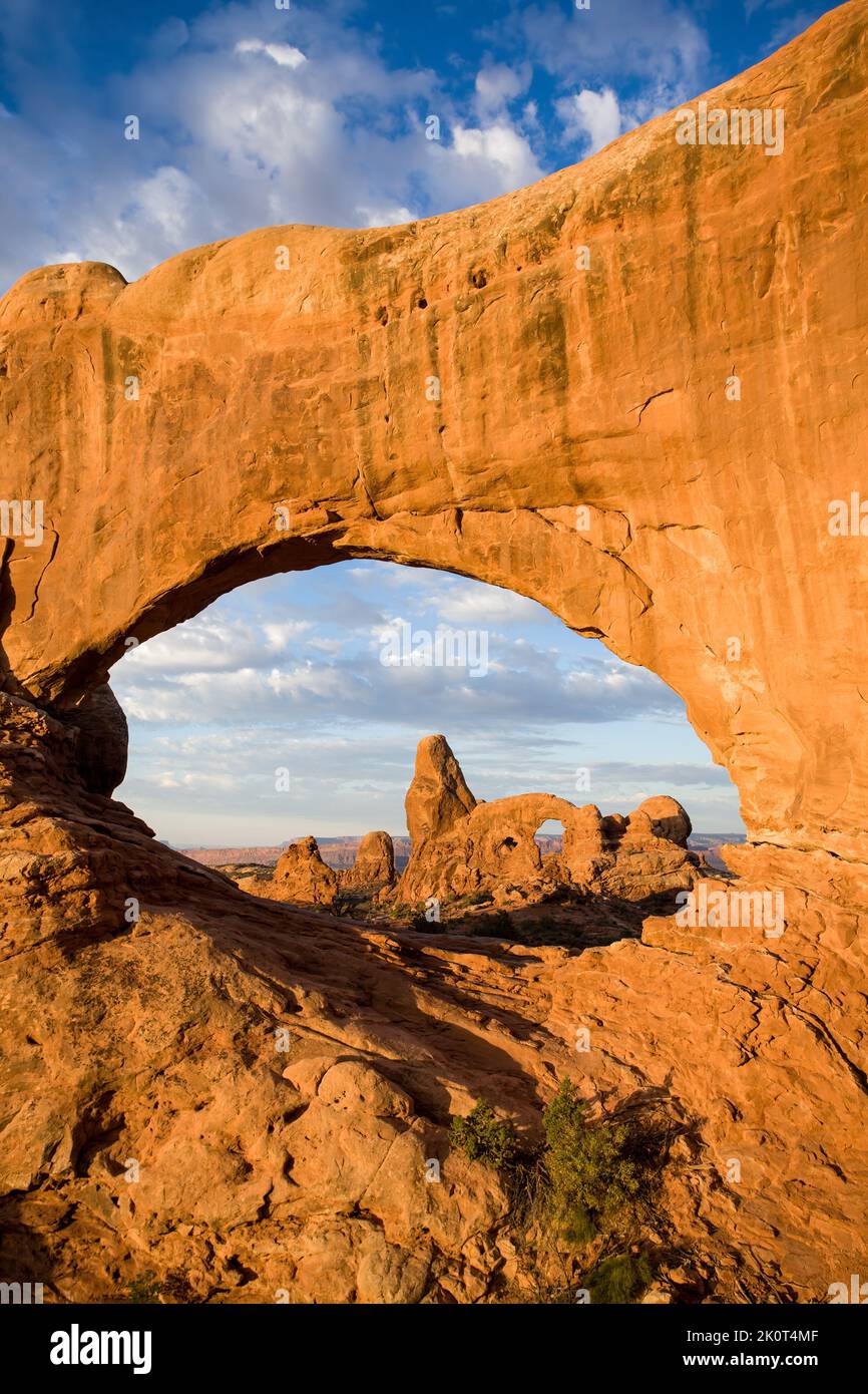 Arco torretta incorniciato dalla finestra Nord all'alba. Arches National Park, Moab, Utah. Foto Stock