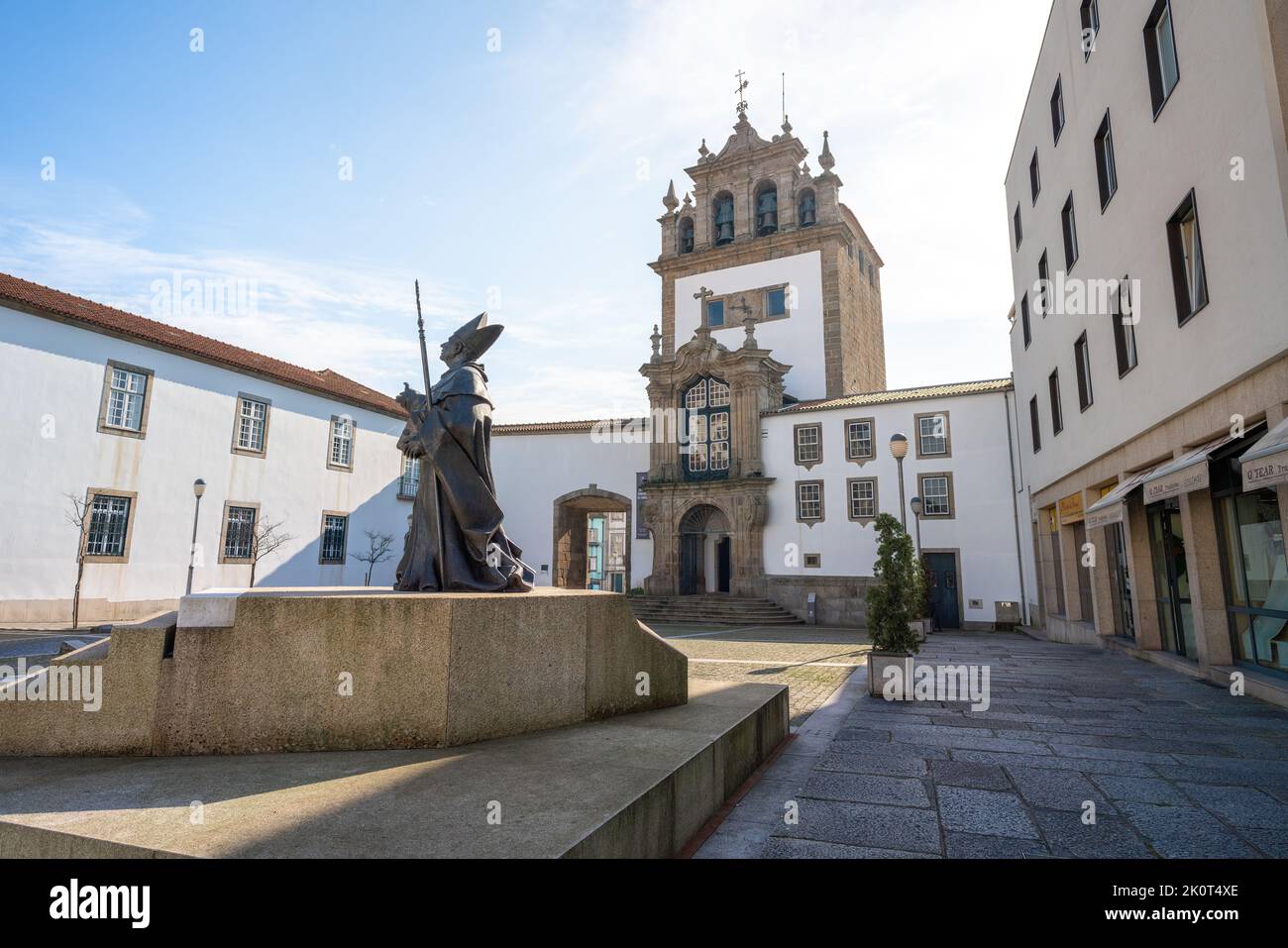 Statua di D. Frei Bartolomeu dos Martire a Largo de Sao Paulo con la Cappella di Nossa Senhora da Torre e la Torre di Santiago - Braga, Portogallo Foto Stock