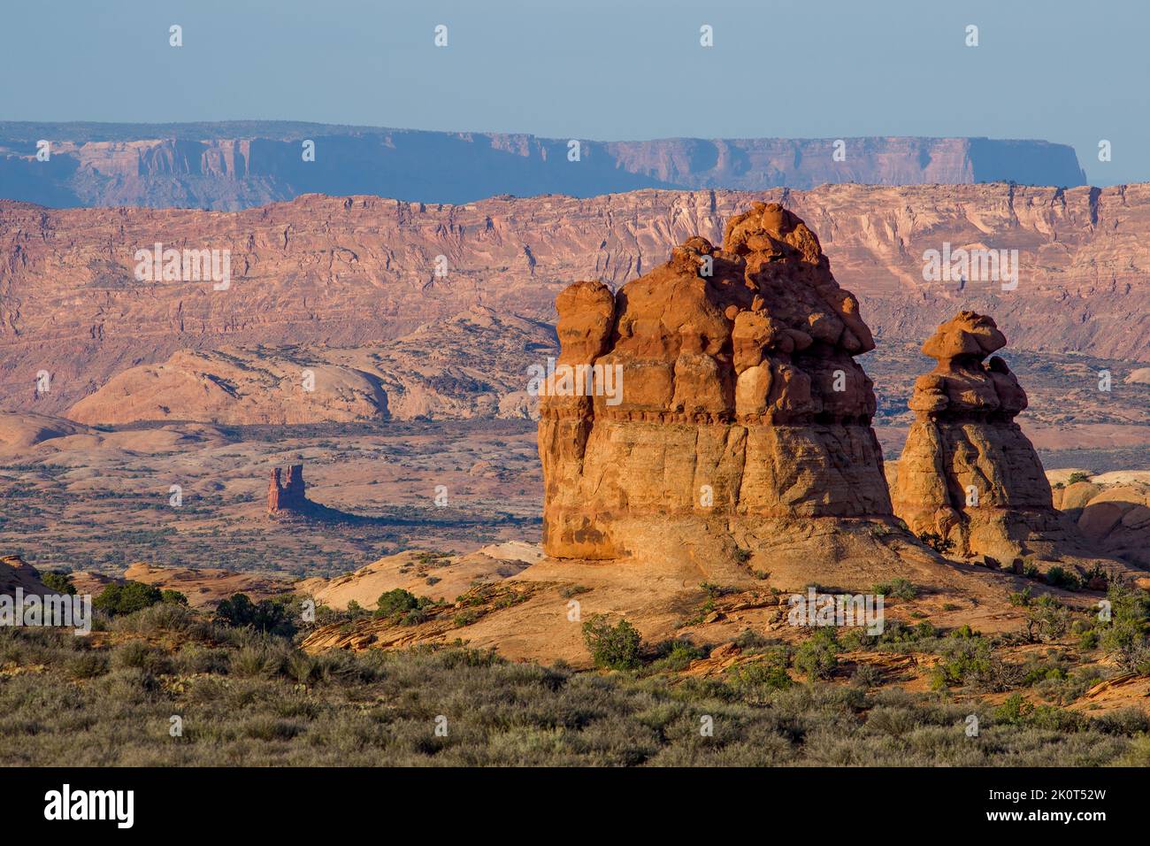 Formazioni rocciose di arenaria di Entrada senza nome nel Parco Nazionale di Arches vicino a Moab, Utah. Foto Stock