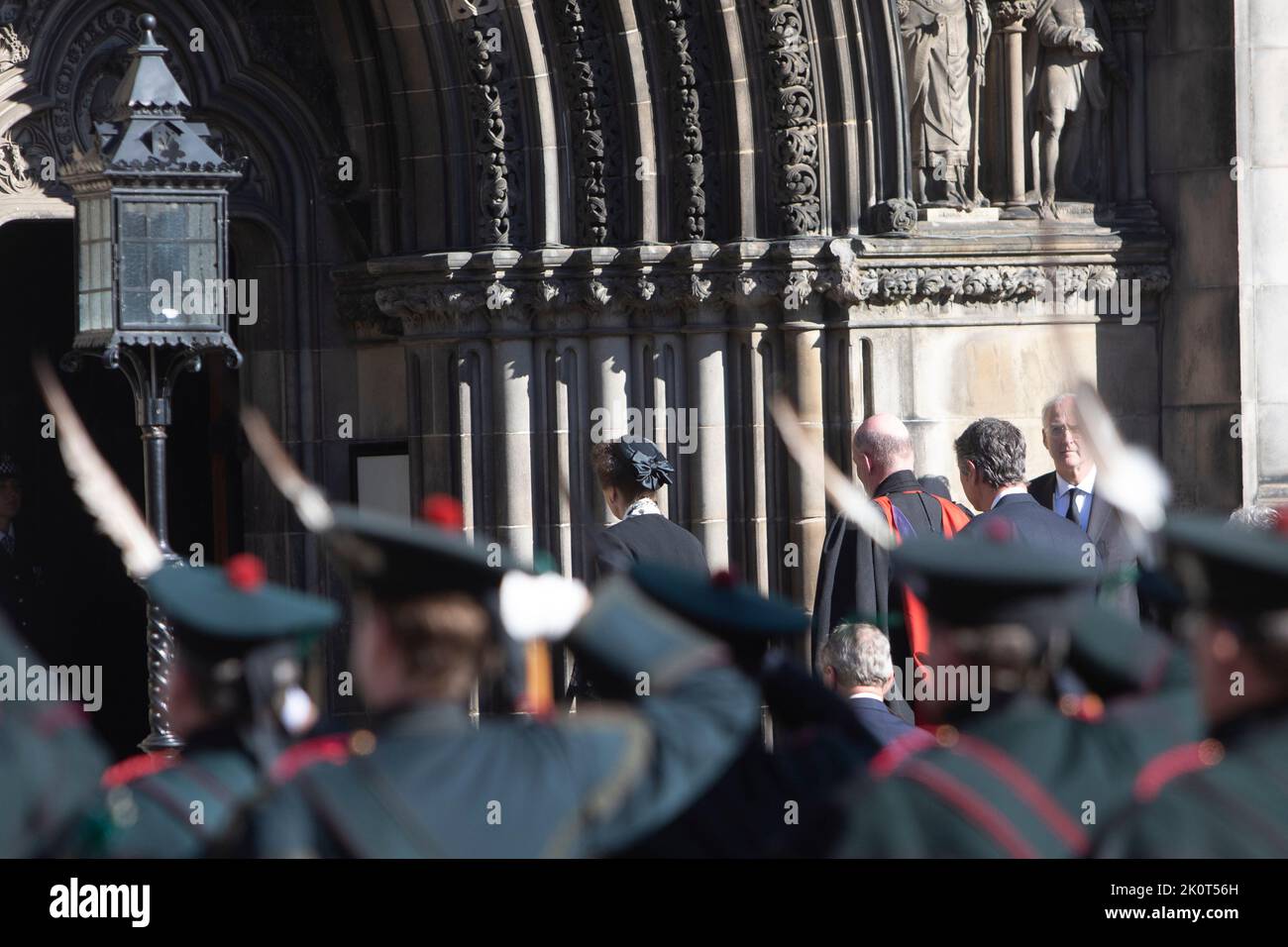 Edimburgo 13th settembre 20202. La bara della Regina Elisabetta II lasciò la Cattedrale di St Gile nel Royal Mile di Edimburgo . Le bara della regina Elisabetta II si reeranno in Inghilterra. La Regina morì pacificamente a Balmoral il 8th settembre 2022. Scotland Pic Credit: Pako Mera/Alamy Live News Foto Stock