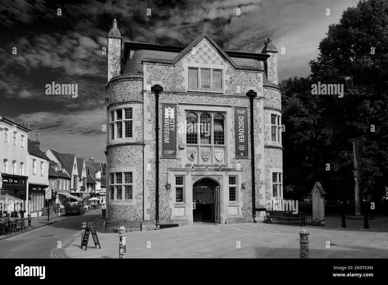 Esterno del museo pubblico di Winchester, Winchester City, Hampshire County; Inghilterra; Gran Bretagna, REGNO UNITO Foto Stock