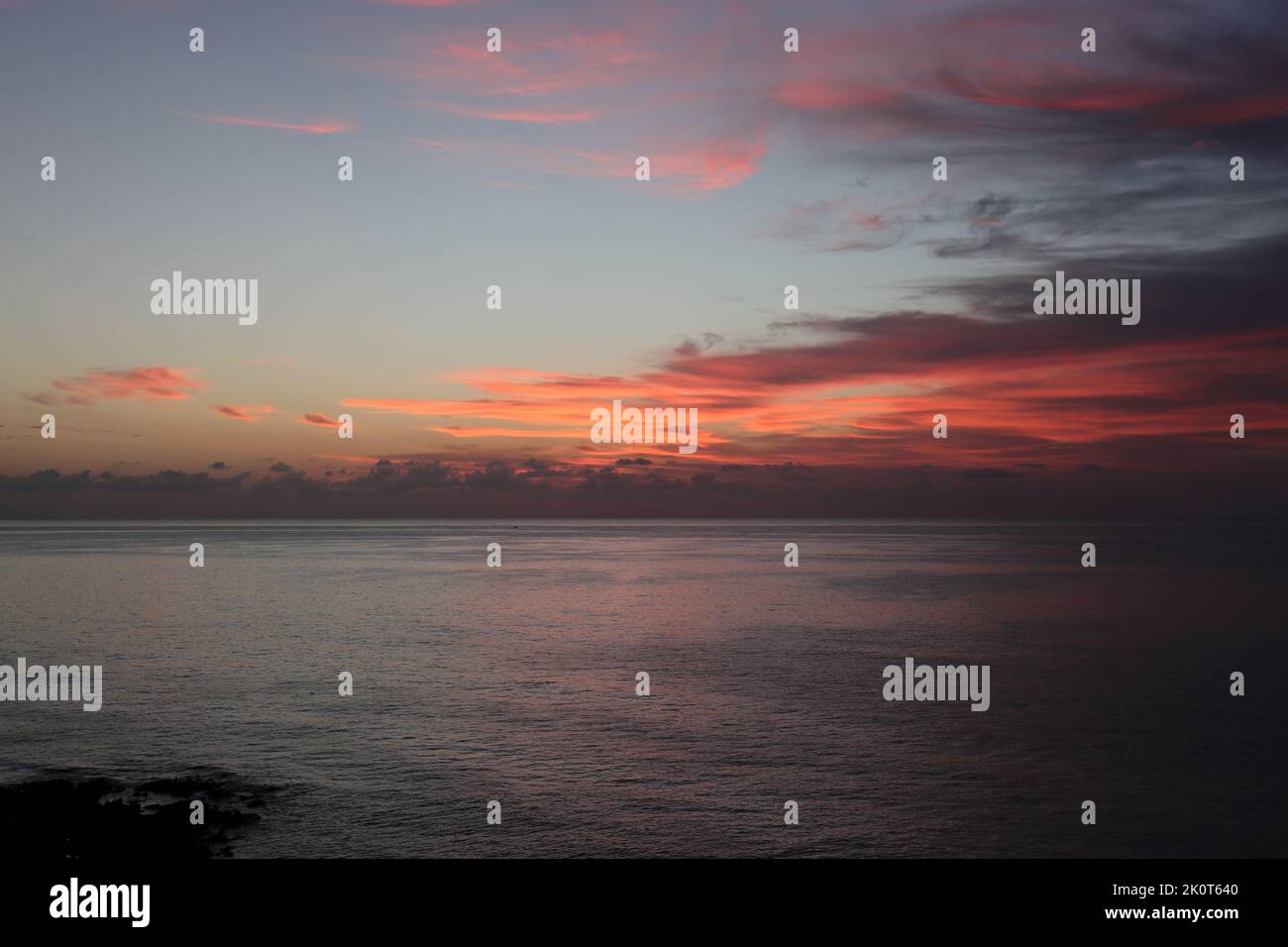 poco prima dell'alba sul mar mediterraneo Foto Stock