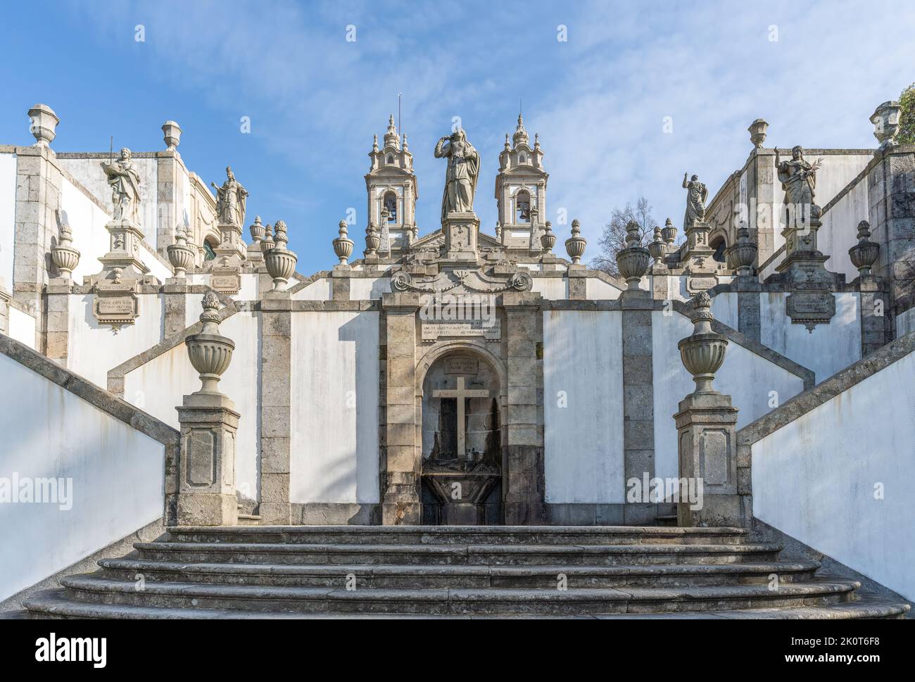 Fontana della fede a tre virtù scala al Santuario di Bom Jesus do Monte - Braga, Portogallo Foto Stock