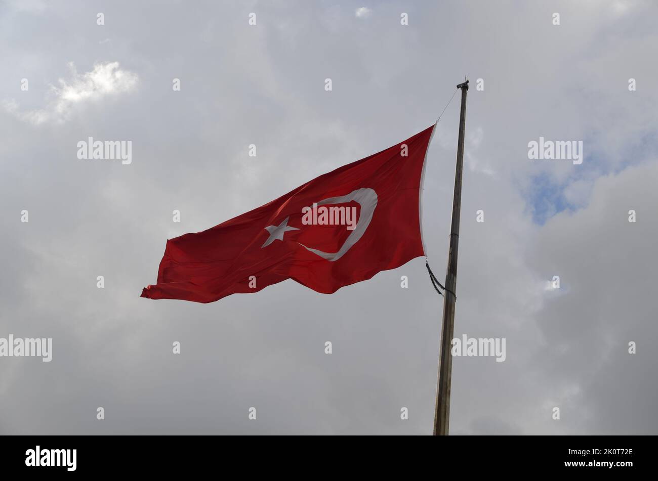 Sventolando la bandiera della Turchia. Bandiera nazionale costituita da uno sfondo rosso con una stella bianca e una mezzaluna. Foto Stock