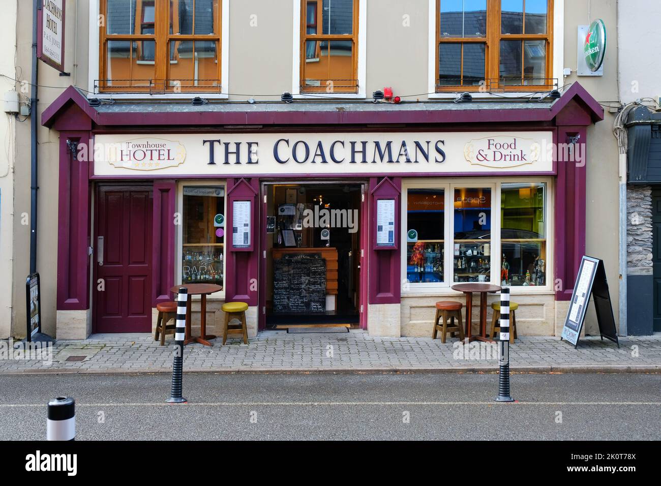 Vista esterna di un piccolo hotel irlandese, Kenmare, County Kerry, Irlanda - John Gollop Foto Stock