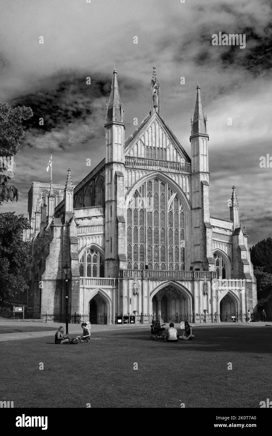 Vista estiva sulla cattedrale di Winchester, su Winchester City, Hampshire; Inghilterra; Regno Unito Foto Stock
