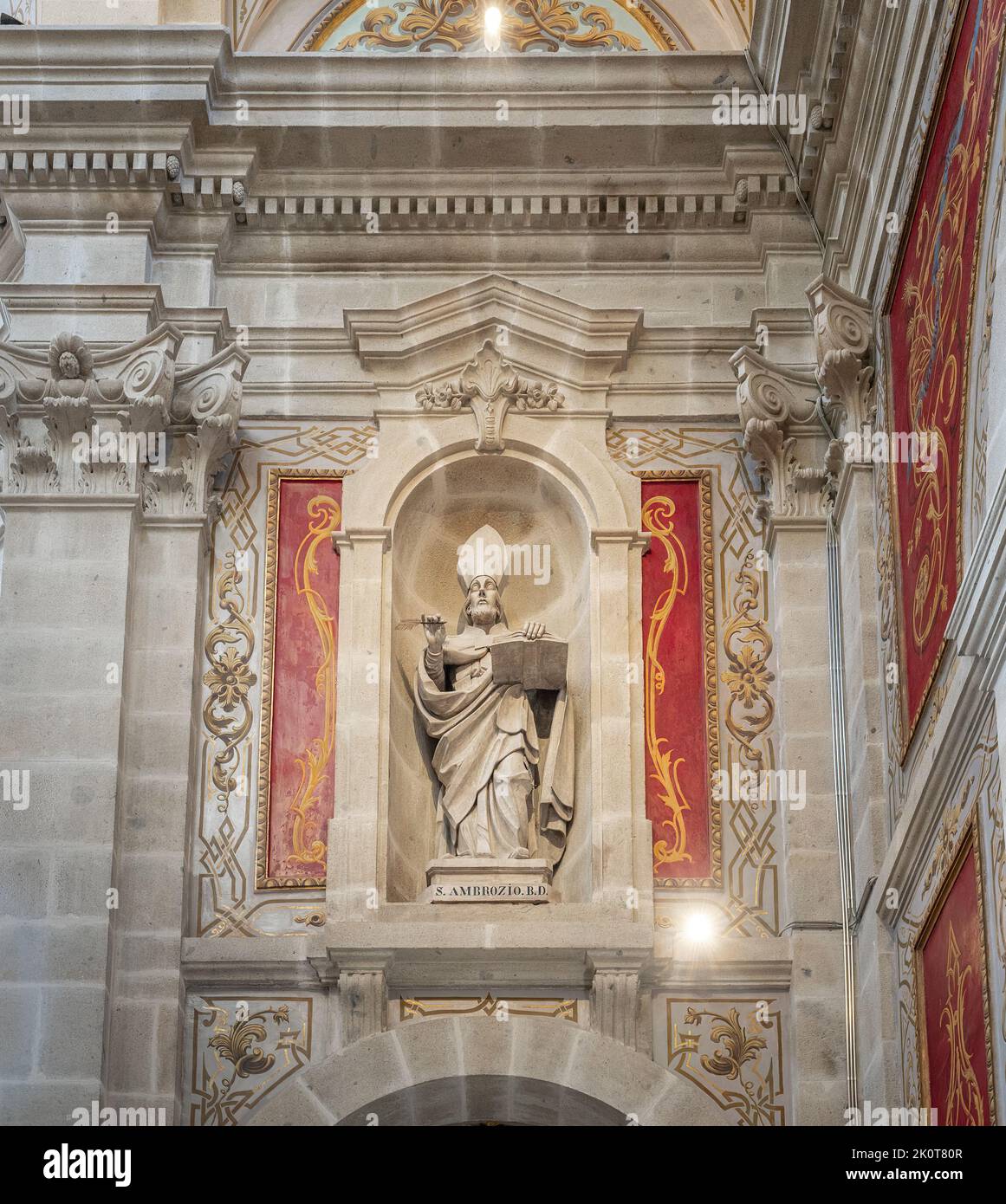 Statua di Sant'Ambrogio al Santuario di Bom Jesus do Monte Chiesa interno - Braga, Portogallo Foto Stock