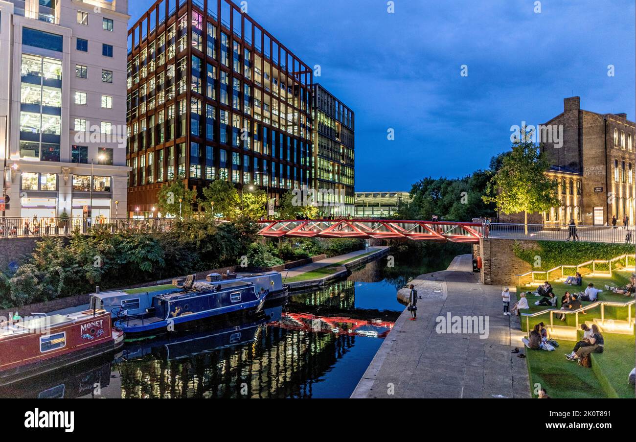 Il Granary Square Kings Cross Development di notte a Londra Foto Stock