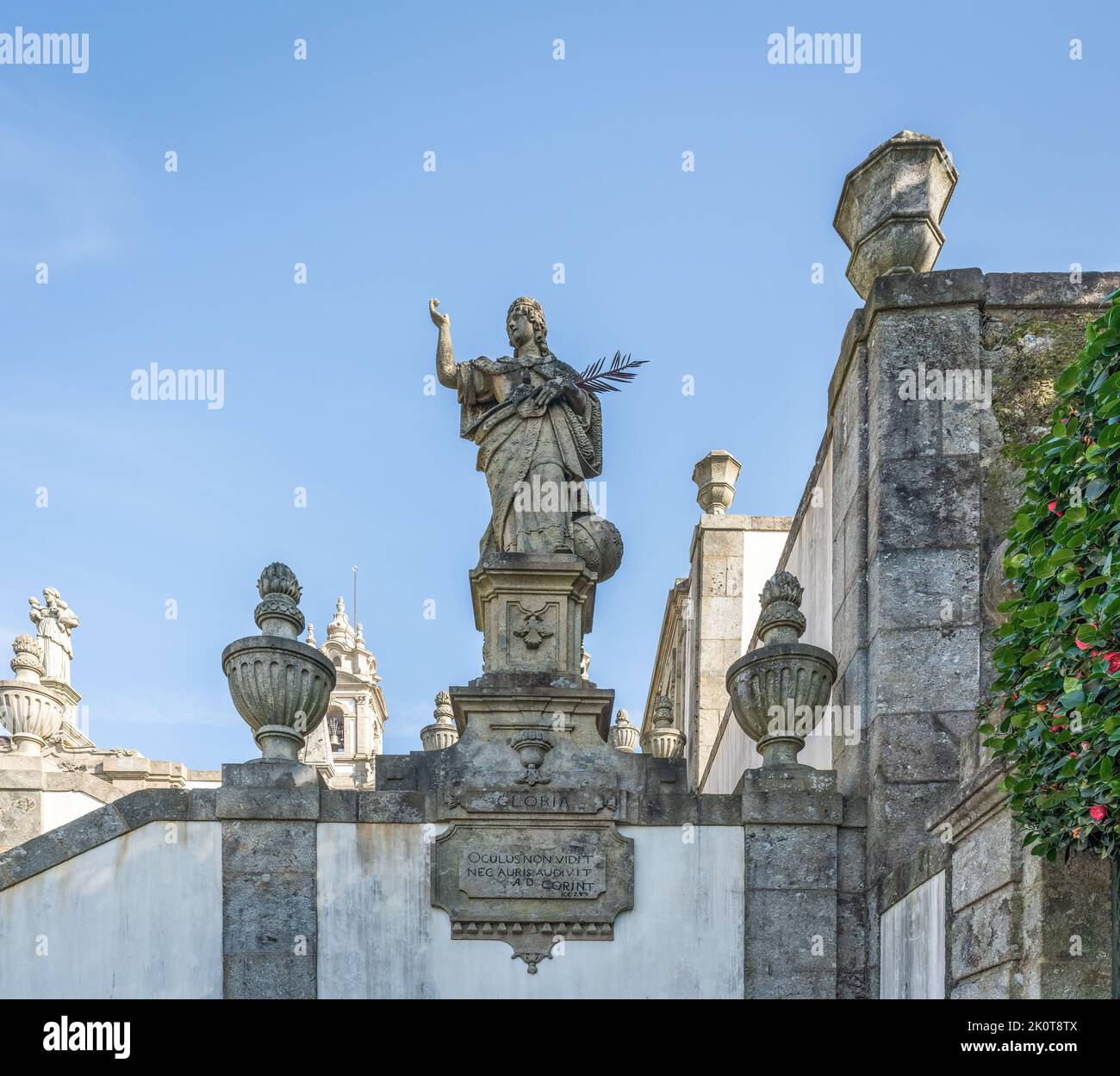 Statua della gloria alla scala delle tre virtù al Santuario di Bom Jesus do Monte - Braga, Portogallo Foto Stock