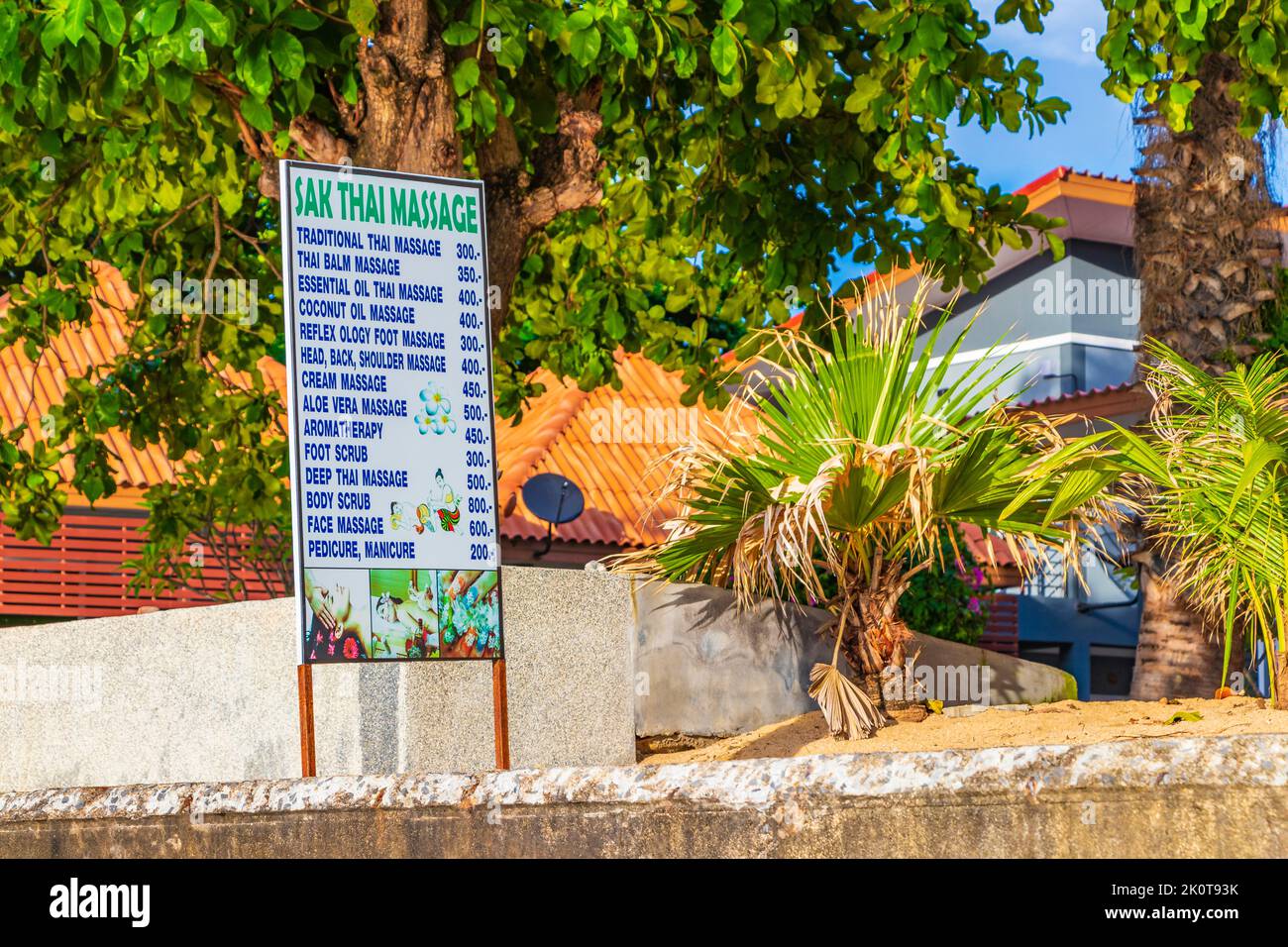 Koh Samui Thailandia 25. Maggio 2018 Sak Thai Massage cartello con informazioni e prezzi sull'isola di Koh Samui a Surat Thani Thailandia. Foto Stock