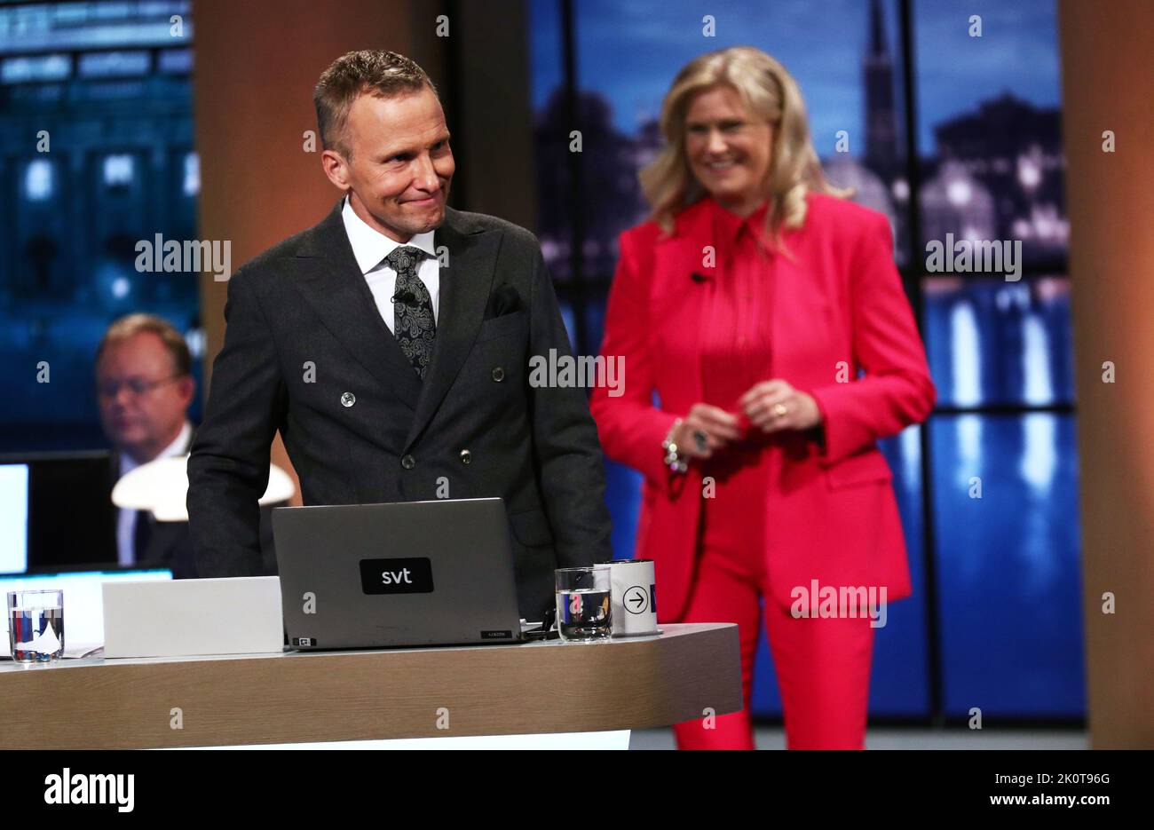 Le elezioni parlamentari svedesi, giorno delle elezioni, durante la domenica a Stoccolma, in Svezia. Nella foto: La trasmissione di Sveriges Television durante le elezioni serali. Nella foto: Anders Holmberg e Camilla Kvartoft. Foto Stock