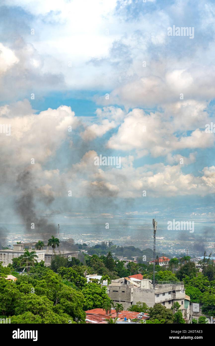 Disordini civili a Port-au-Prince, Haiti. La popolazione sta protestando contro la carenza di carburante e l'inflazione paralizzando la città con pneumatici bruciati Foto Stock