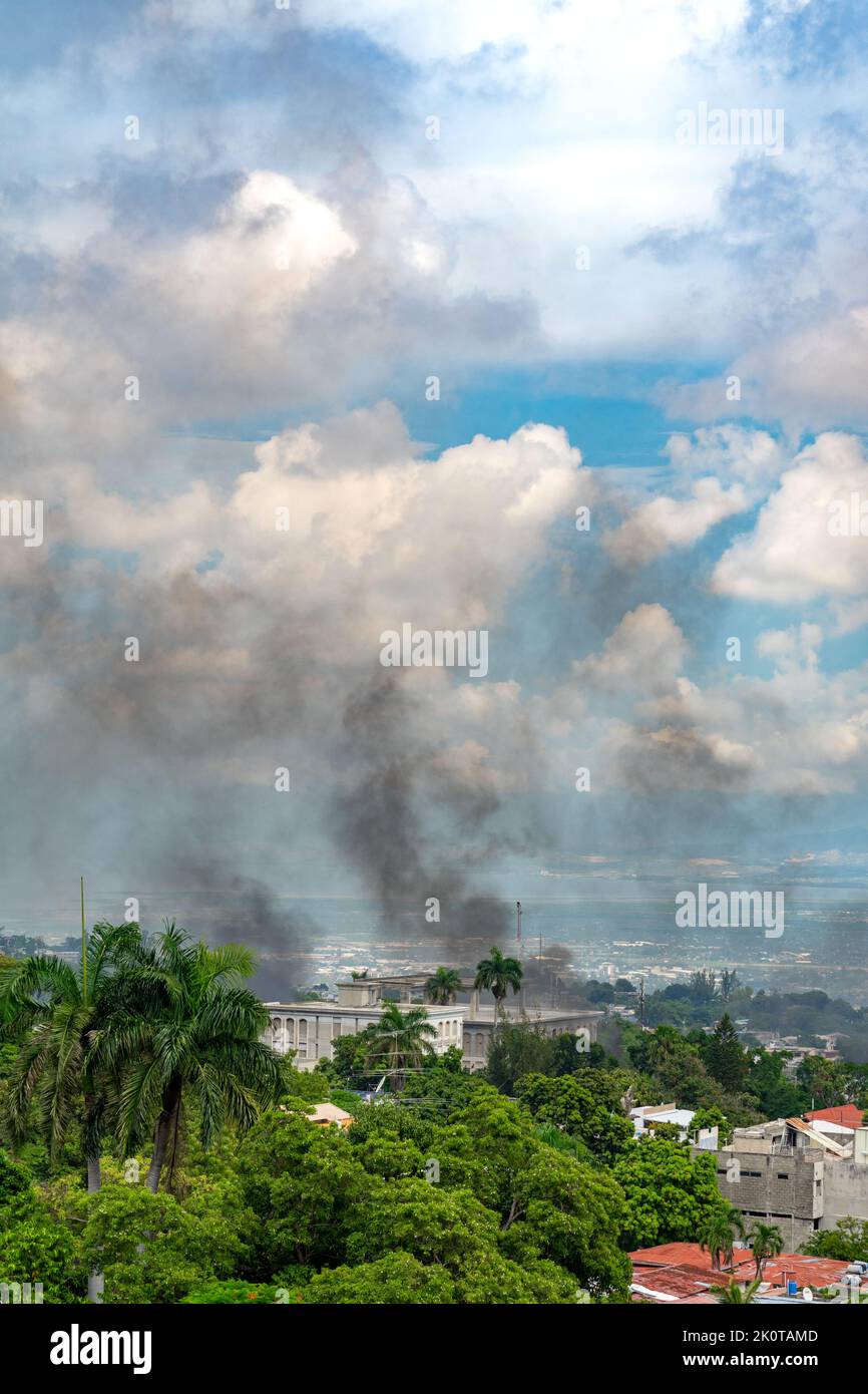 Disordini civili a Port-au-Prince, Haiti. La popolazione sta protestando contro la carenza di carburante e l'inflazione paralizzando la città con pneumatici bruciati Foto Stock