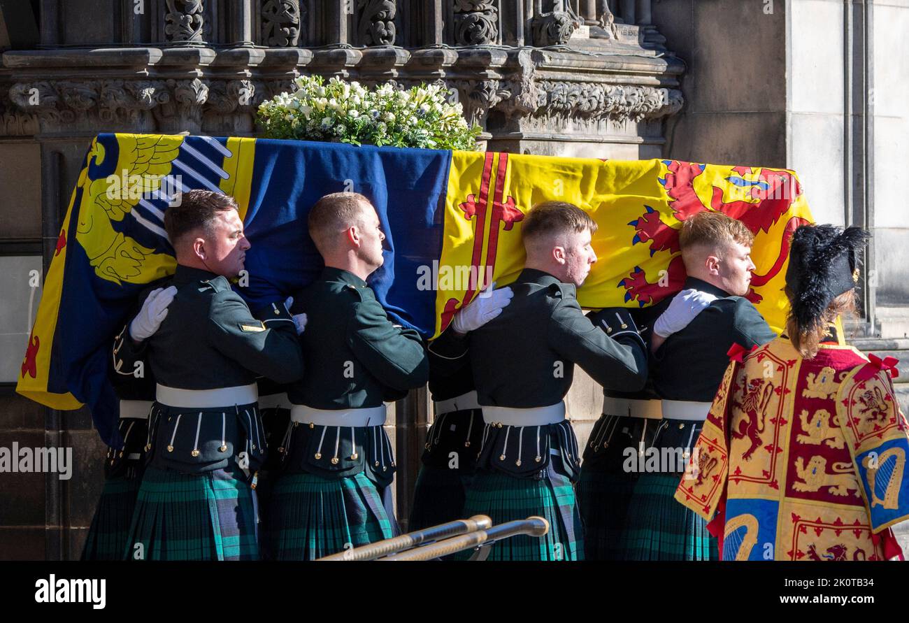 La bara della Regina Elisabetta II viene portata in un hearse mentre parte dalla Cattedrale di St Giles, per l'Aeroporto di Edimburgo, dove sarà fatta volare dalla Royal Air Force per RAF Northolt, quindi si prosegue verso Buckingham Palace, Londra, dove si trova a riposo. Data immagine: Martedì 13 settembre 2022. Foto Stock