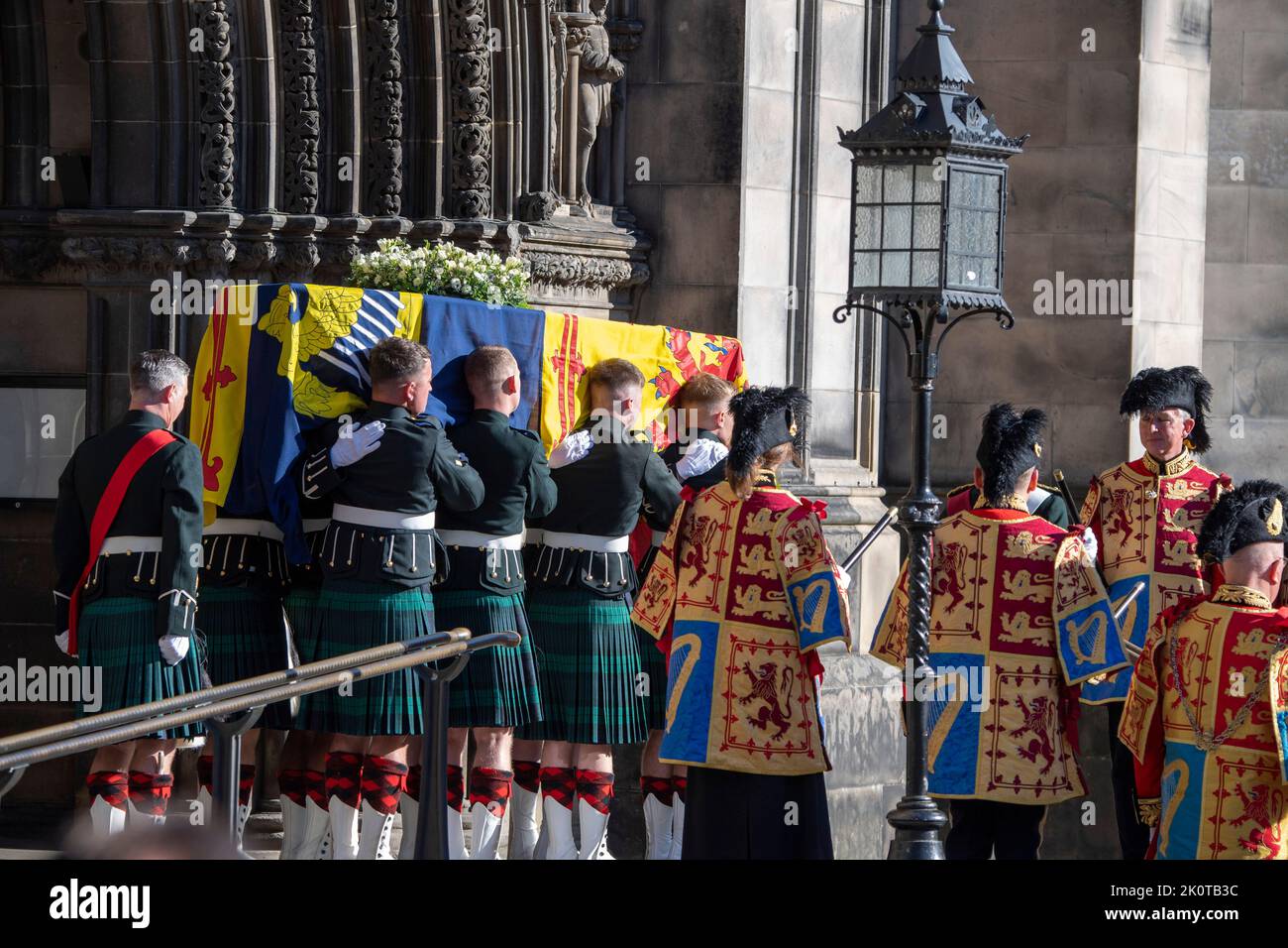 La bara della Regina Elisabetta II viene portata in un hearse mentre parte dalla Cattedrale di St Giles, per l'Aeroporto di Edimburgo, dove sarà fatta volare dalla Royal Air Force per RAF Northolt, quindi si prosegue verso Buckingham Palace, Londra, dove si trova a riposo. Data immagine: Martedì 13 settembre 2022. Foto Stock