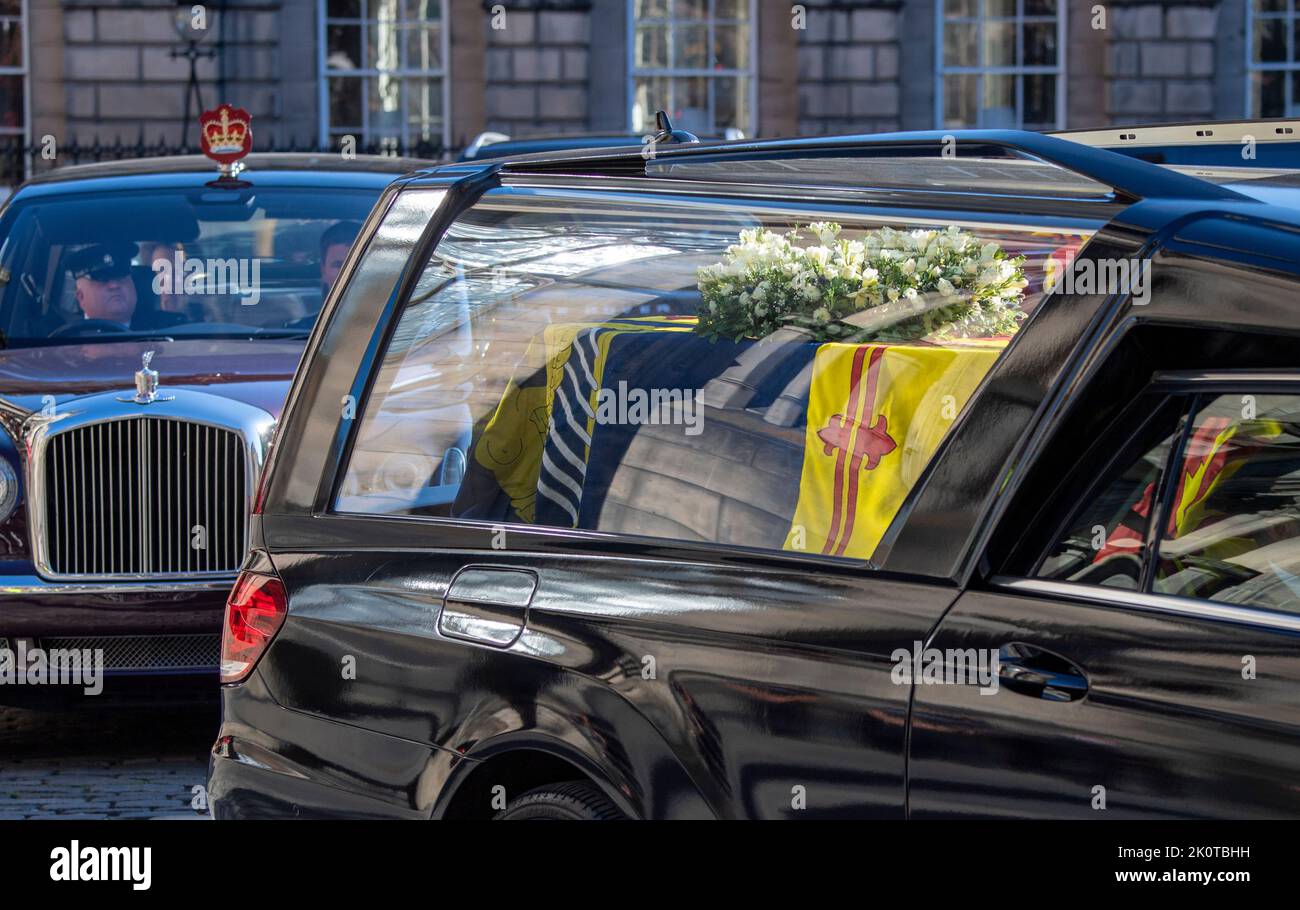 Il cuore che porta la bara della Regina Elisabetta II parte dalla Cattedrale di St Giles, per l'aeroporto di Edimburgo, dove sarà volato dalla Royal Air Force per RAF Northolt, quindi si prosegue per Buckingham Palace, Londra, dove si trova a riposo. Data immagine: Martedì 13 settembre 2022. Foto Stock