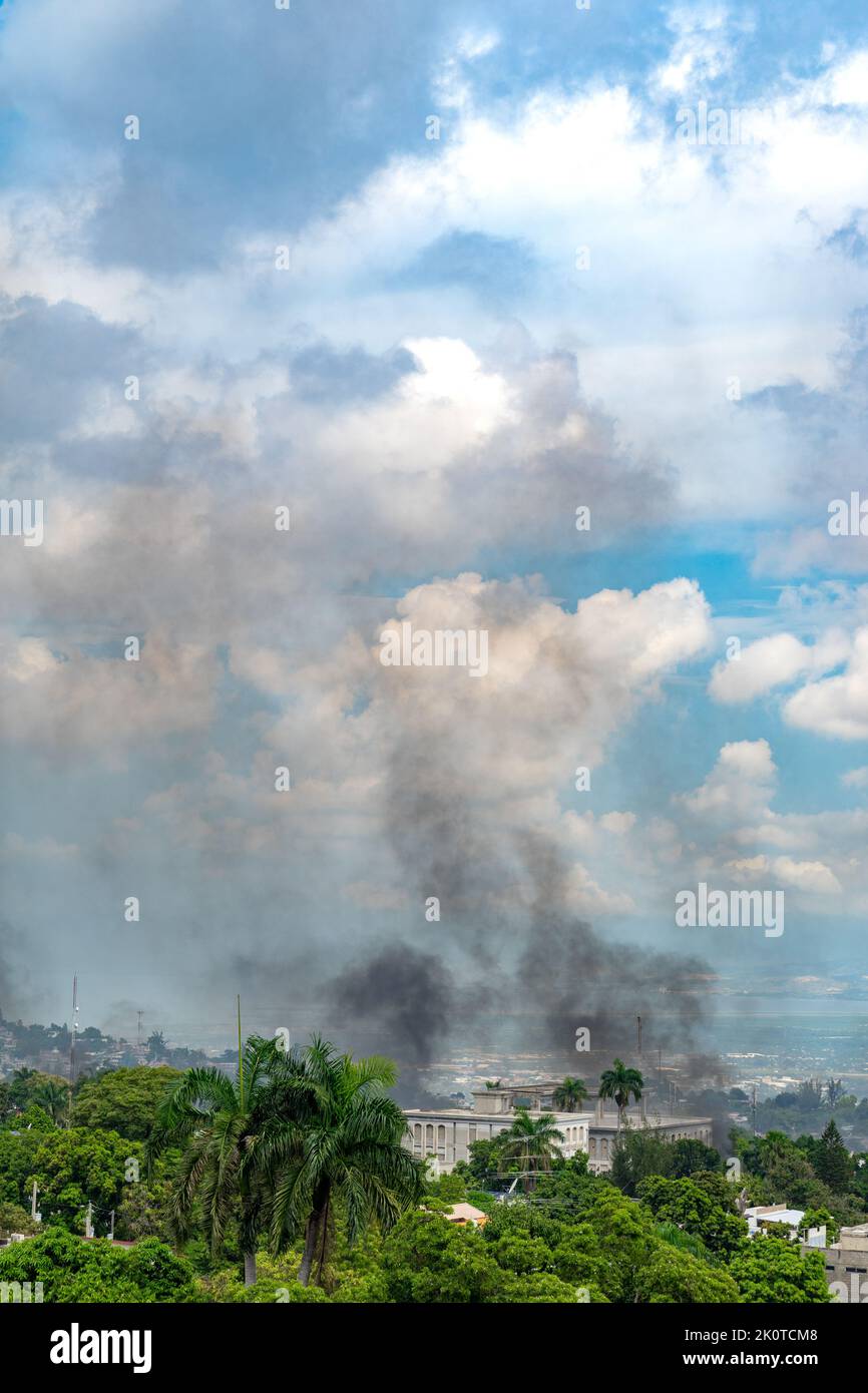 Disordini civili a Port-au-Prince, Haiti. La popolazione sta protestando contro la carenza di carburante e l'inflazione paralizzando la città con pneumatici bruciati Foto Stock