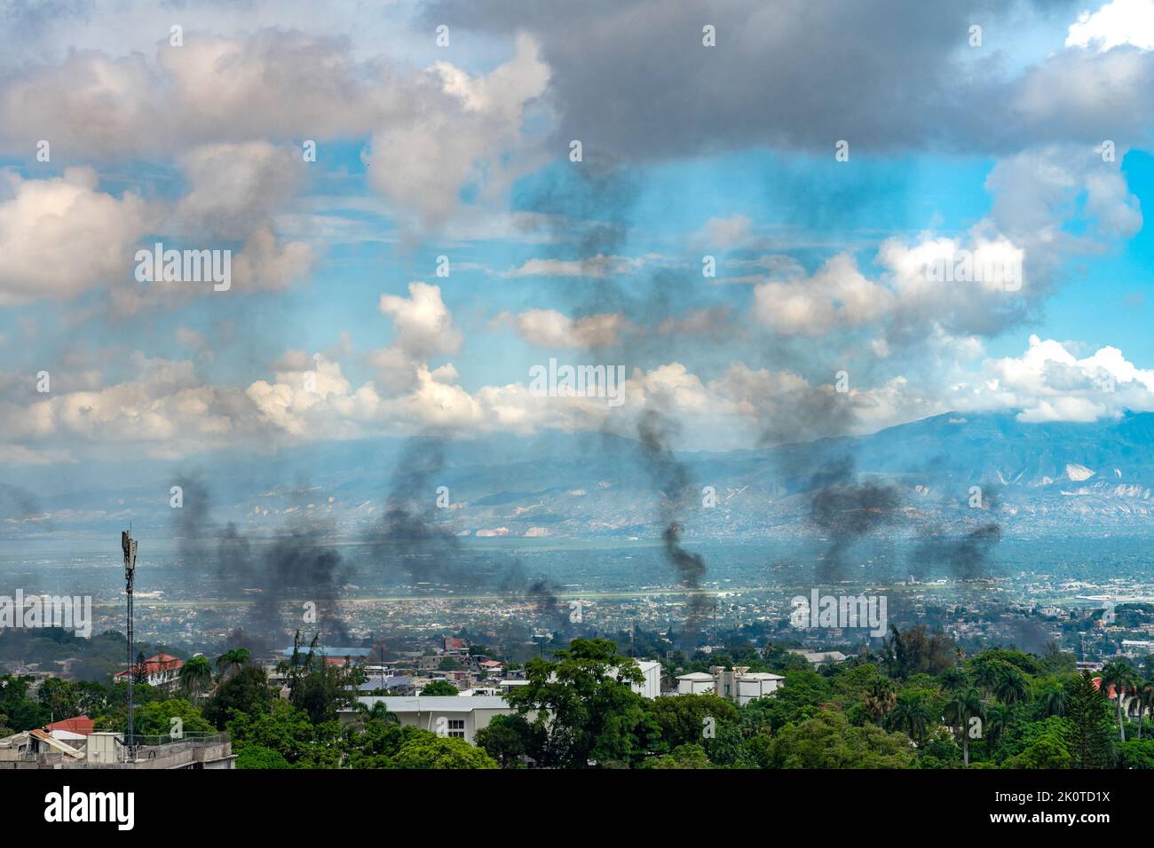 Disordini civili a Port-au-Prince, Haiti. La popolazione sta protestando contro la carenza di carburante e l'inflazione paralizzando la città con pneumatici bruciati Foto Stock
