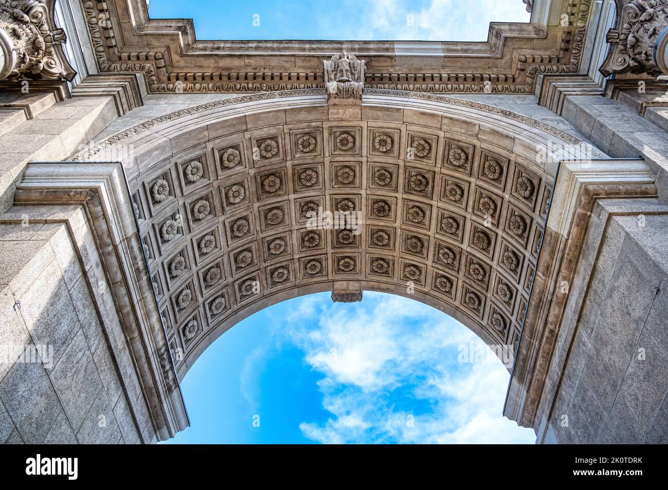 Le Porte dei principi trionfali in Exhibition Place. Belle caratteristiche architettoniche. Vista ad angolo basso della famosa struttura. Foto Stock