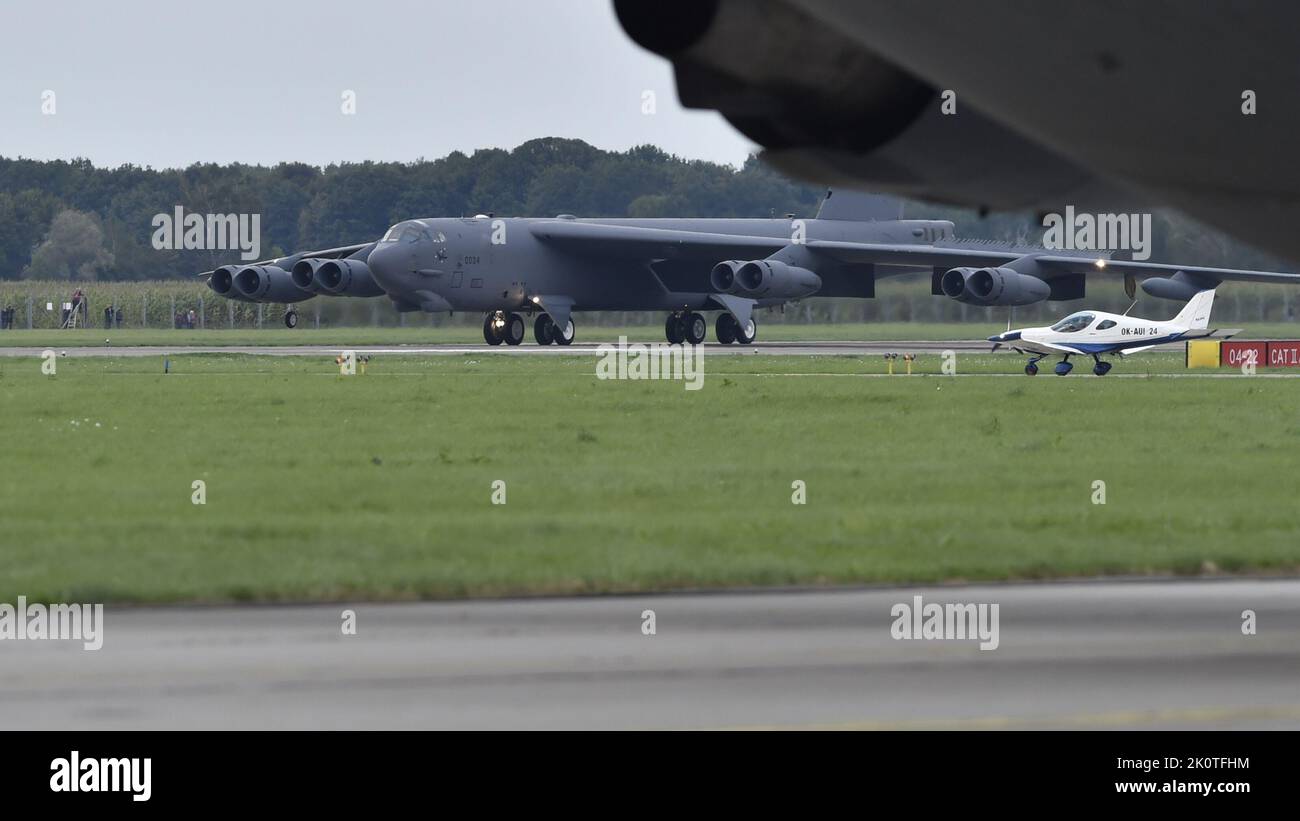 Mosnov, Repubblica Ceca. 13th Set, 2022. Un bombardiere strategico statunitense Boeing B-52 Stratofortress atterrò all'aeroporto Leos Janacek Ostrava di Mosnov, Repubblica Ceca, 13 settembre 2022 prima dei due giorni NATO Days, Days of Czech Air Force, il più grande spettacolo di sicurezza in Europa. Credit: Jaroslav Ozana/CTK Photo/Alamy Live News Foto Stock