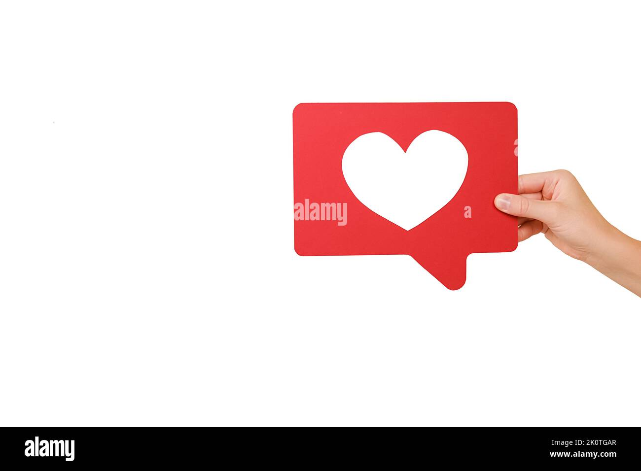 Apprezza i contenuti con il pulsante cuore. Primo piano di mano donna tenendo come icona di social media, emoji segno di seguire Iscriviti interessante blog, popula Foto Stock