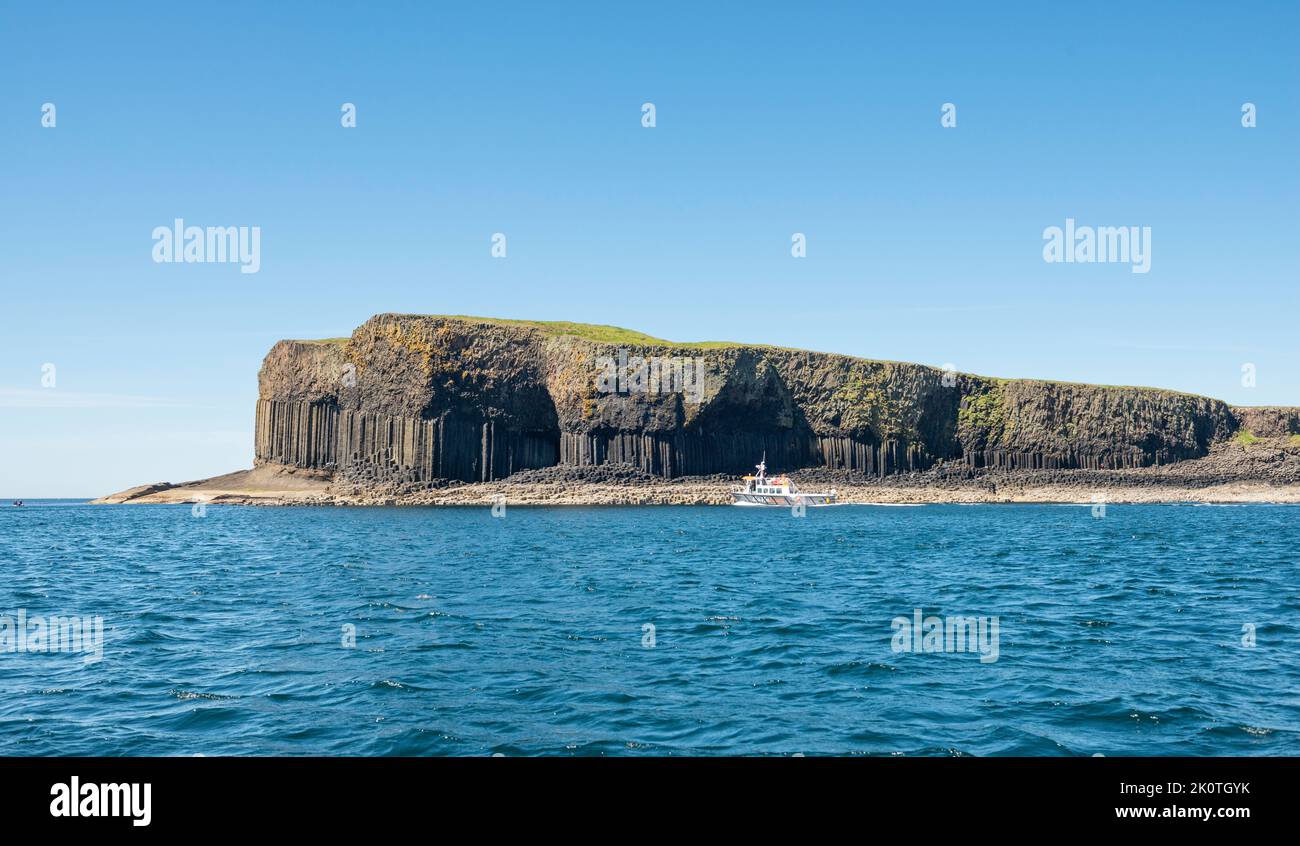 L'isola basaltica di Staffa appena fuori Iona Scozia raggiungibile in barca da Oban Mull o Iona Foto Stock