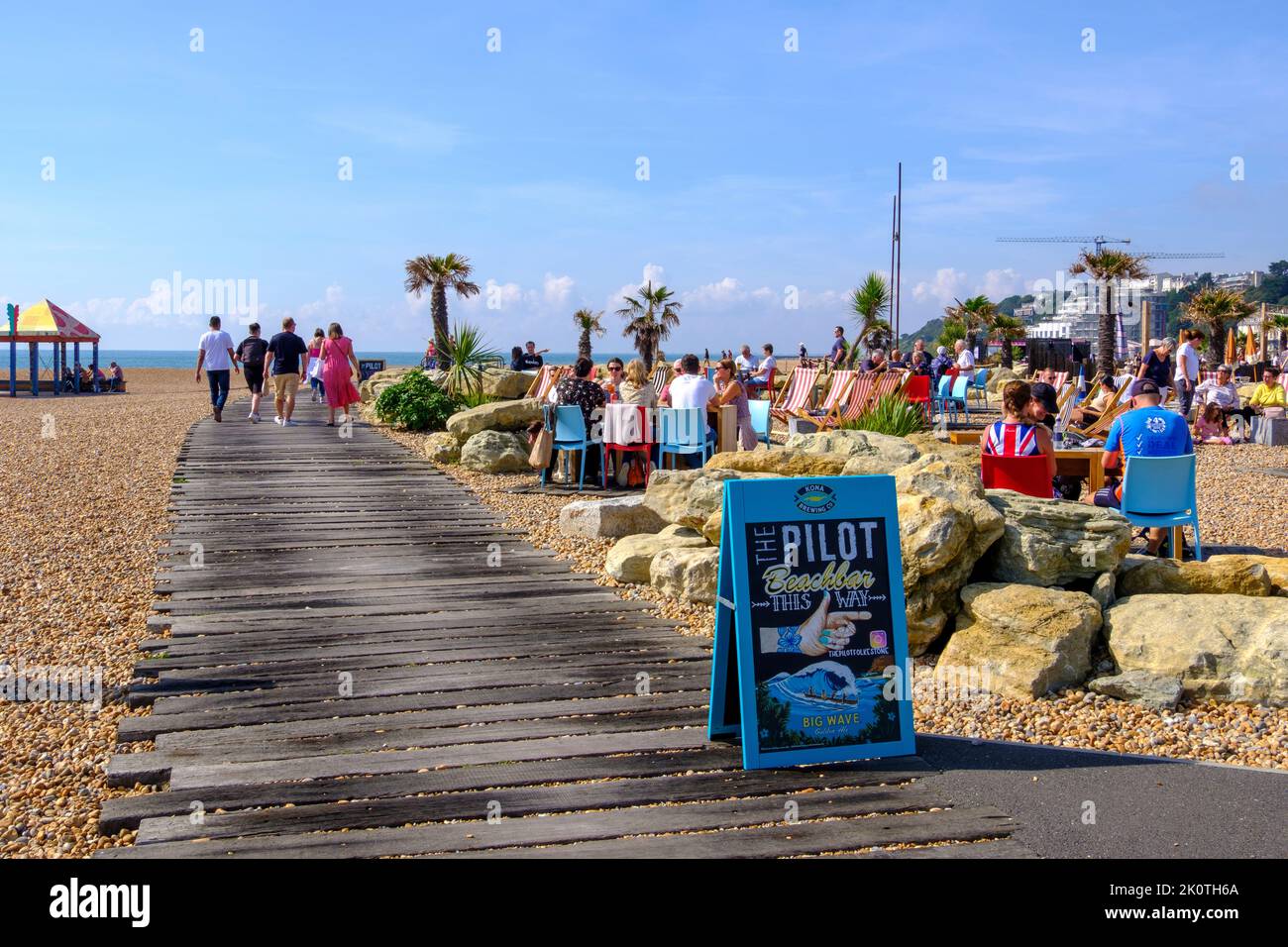 Folkestone, caffè sul lungomare sulla spiaggia, Kent, Regno Unito Foto Stock