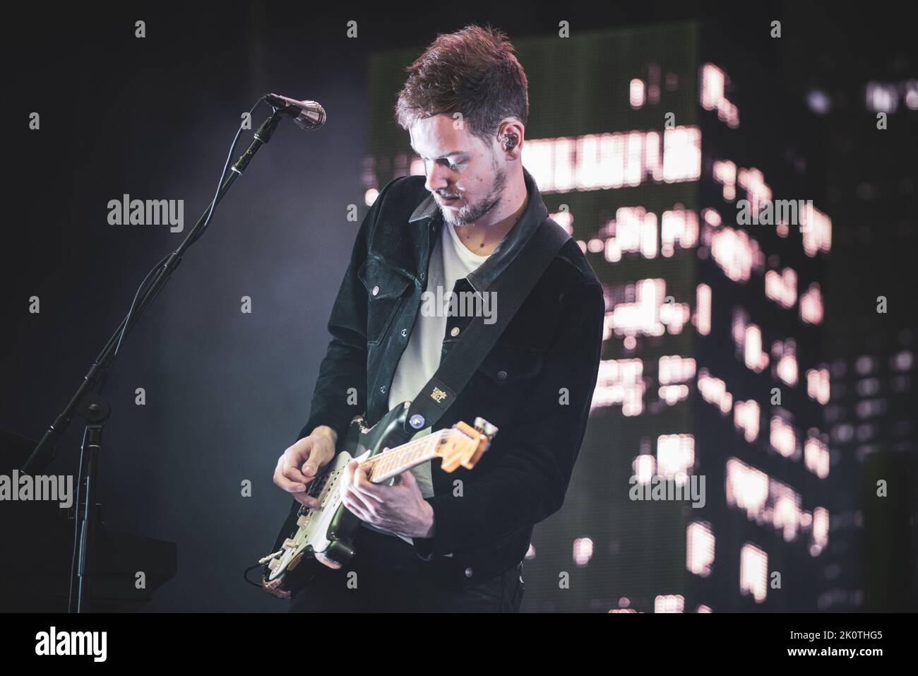 GERMANIA, NORIMBERGA, ROCK IM PARK 2016: Adam Hann, chitarrista della pop rock band inglese, che si esibisce dal vivo sul palco al Rock im Park festival edizione 2016 Foto Stock